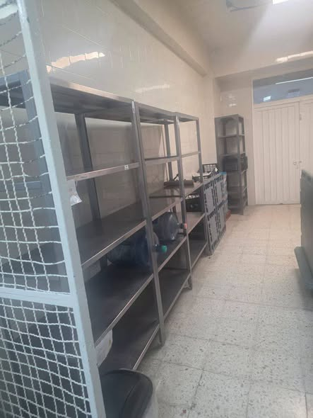 GARCIPAVON's tweet photo. ✍️ Paula Montero / Reportera  
ATENCIÓN 👇
Nos vendieron el cuento de que el sistema de salud iba a mejorar porque "ellos no eran como los de antes". Hoy, la realidad les da una bofetada.
Desde hace más de una semana, los hospitales psiquiátricos Juan N. Navarro y Francisco Bernardino no tienen servicio de alimentos.
El proveedor se cansó de trabajar gratis y se retiró por falta de pagos de la Secretaría de Salud.
Si el presupuesto está aprobado, ¿en qué se está gastando el dinero público?
Dejar a pacientes psiquiátricos sin alimentación no es austeridad, es negligencia absoluta.
Las fotos de la cocina del Juan N. Navarro hablan por sí solas: promesas llenas, cocinas vacías.
