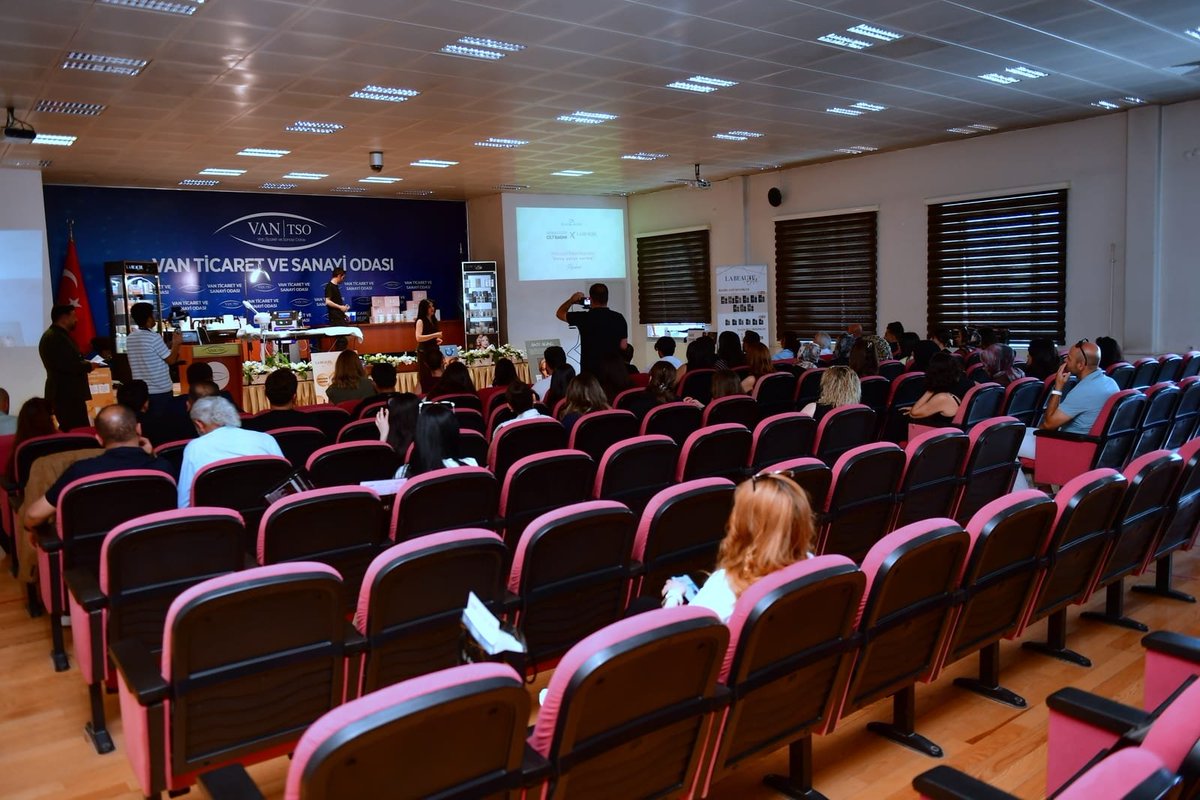 vantsokurumsal's tweet photo. Odamız ev sahipliğinde "Cilt Bakım Protokolleri Workshop" etkinliği düzenlendi.

Asel Güzellik Deposu Yetkilisi Sayın Berkay Emir Cacim; Odamızın destekleri nedeniyle Yönetim Kurulu Üyemiz Mahmut Köroğlu'na teşekkür plaketi takdim etti.

@NecdetTakva @Mahmutkoroglu65 https://t.co/1f8QQ7usLU
