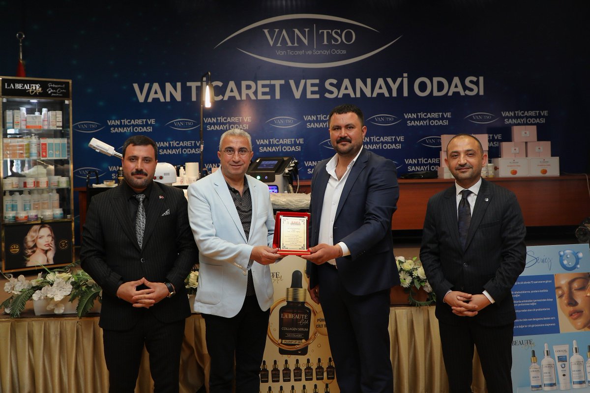 vantsokurumsal's tweet photo. Odamız ev sahipliğinde "Cilt Bakım Protokolleri Workshop" etkinliği düzenlendi.

Asel Güzellik Deposu Yetkilisi Sayın Berkay Emir Cacim; Odamızın destekleri nedeniyle Yönetim Kurulu Üyemiz Mahmut Köroğlu'na teşekkür plaketi takdim etti.

@NecdetTakva @Mahmutkoroglu65 https://t.co/1f8QQ7usLU