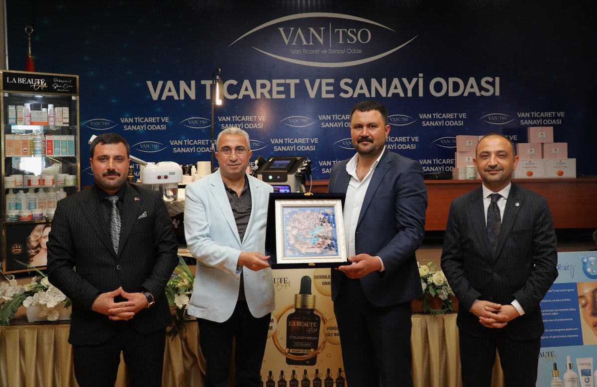 vantsokurumsal's tweet photo. Odamız ev sahipliğinde "Cilt Bakım Protokolleri Workshop" etkinliği düzenlendi.

Asel Güzellik Deposu Yetkilisi Sayın Berkay Emir Cacim; Odamızın destekleri nedeniyle Yönetim Kurulu Üyemiz Mahmut Köroğlu'na teşekkür plaketi takdim etti.

@NecdetTakva @Mahmutkoroglu65 https://t.co/1f8QQ7usLU