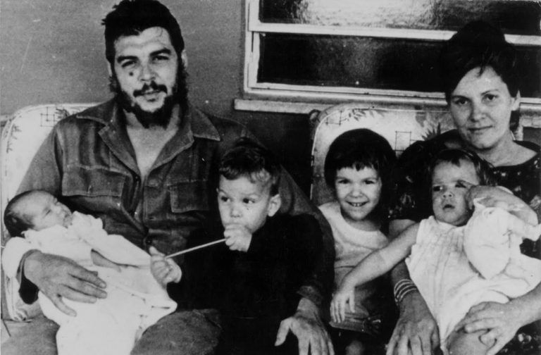 DavidLienis's tweet photo. Mas allá de un gran guerrillero. El #Che fue un hombre de carne y hueso: un padre que escribía cartas a sus hijos, un asmático que vencía sus límites y un intelectual que devoraba libros. https://t.co/FMmckwoeSN