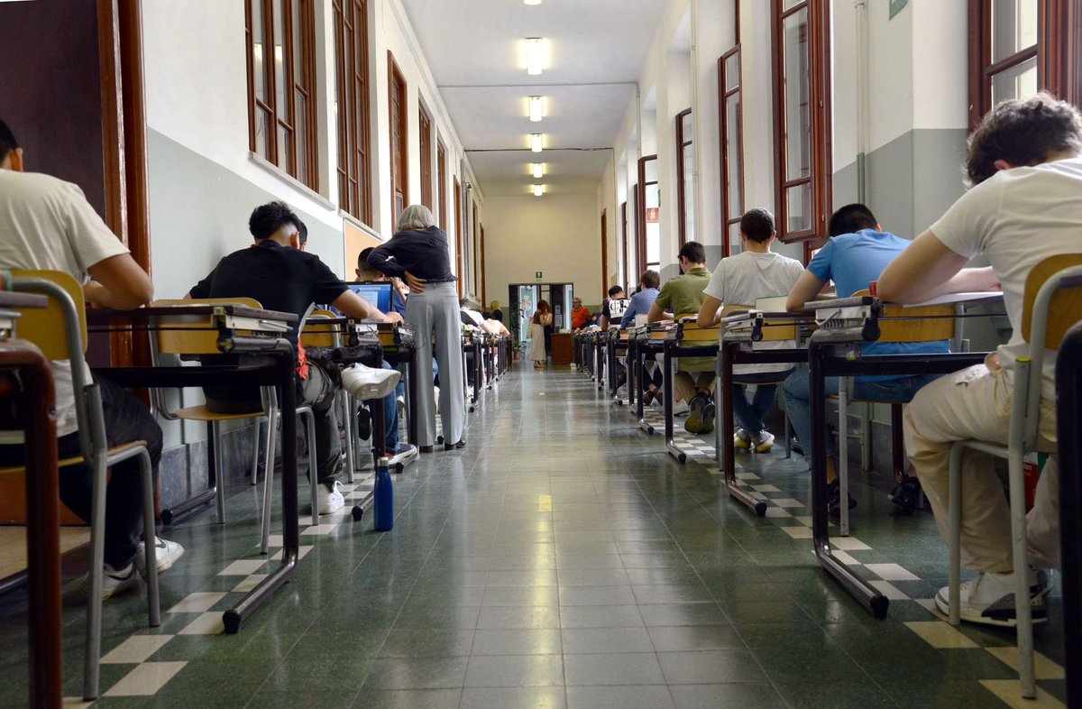 ApEventsaps's tweet photo. In bocca al lupo a tutti i maturandi per l'#EsameDiStato! 🍀 Affrontate questa prova con determinazione e consapevolezza del vostro percorso. La maturità non è solo un traguardo, ma il punto di partenza per nuovi sogni e opportunità. Forza ragazzi, tifiamo per voi! 💪🏻 https://t.co/8E1ooh883B