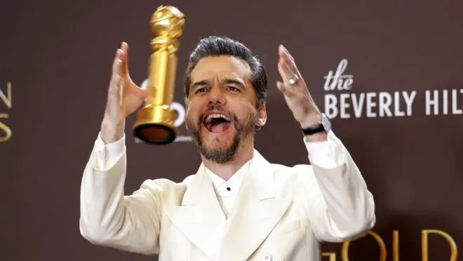 oxentepipoca's tweet photo. Próximos projetos de Wagner Moura:

• Filme prequel de 'Onze Homens e um Segredo', estrela ao lado Margot Robbie e Bradley Cooper; 🆕

• A Estrangeira, dirigido por Sandra Delgado, estrela ao lado de Inga Ibsdotter Lilleaas;

• Flesh of the Gods, dirigido por Panos Cosmatos - estrela ao lado de Kristen Stewart;

• Art, dirigido por Fernando Meirelles – estrela ao lado de Ralph Fiennes e Colin Farrell.

• The Last Day, dirigido por Rachel Rose – estrela ao lado de Alicia Vikander e Victoria Pedretti;

• The Last House, de Louis Leterrier para a Netflix – estrela com Greta Lee;

• Last Night at the Lobster – dirigido pelo próprio Moura, com Moura, Brian Tyree Henry, Sofia Carson e Elisabeth Moss no elenco;

• Aroma da Pitanga – remake de Gosto de Cereja, dirigido por Lisandro Alonso;

• Angicos, de Felipe Hirsch - cinebiografia de Paulo Freire, mas sem informações há um tempo.