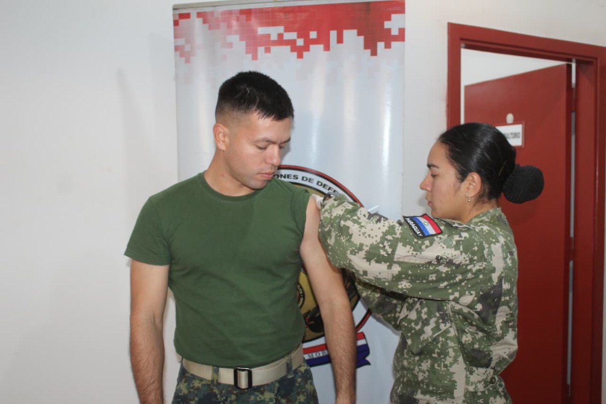 CODI_FTC's tweet photo. 🇵🇾 𝐂𝐀𝐌𝐏𝐀𝐍̃𝐀 𝐃𝐄 𝐀𝐏𝐎𝐘𝐎 𝐀 𝐋𝐀 𝐕𝐀𝐂𝐔𝐍𝐀𝐂𝐈𝐎́𝐍 𝐄𝐍 𝐄𝐋 𝐂𝐎𝐃𝐈.

En la fecha, se llevó a cabo en el Comando de Operaciones de Defensa Interna, una jornada de vacunación a todo el personal de la Gran Unidad. La actividad fue desarrollada en la base del CODI, en la Sub Área de Pacificacion N° 1 y en el Batallón Logístico.
La asistencia sanitaria estuvo a cargo de la Licenciada Griselda Ayala, Coordinadora Nacional del Programa Ampliado de Inmunizaciones (PAI) y enlace entre las FFAA y el Ministerio de Salud Publica y Bienestar Social, conjuntamente con el personal del Centro Vacunatorio de la Fuerza Aérea Paraguaya.
Estas acciones son realizadas en el marco de la promoción de la inmunización y prevención de la salud del personal de las Fuerzas Armadas. 
El Comando de Operaciones de Defensa Interna agradece el compromiso y apoyo brindado por la Coordinadora Nacional del Programa Ampliado de Inmunizaciones y del Centro Vacunatorio de la Fuerza Aérea Paraguaya, quienes con su ardua labor resguardan la salud del personal que se encuentra de servicio en varios puntos de la geografía patria.
#CODI 
#FuerzasArmadas #SaludPública 
#AcciónSocial #Vacunación2026 #CompromisoNacional #FeEnDios #EnLaPatria #FeEnLaCausa