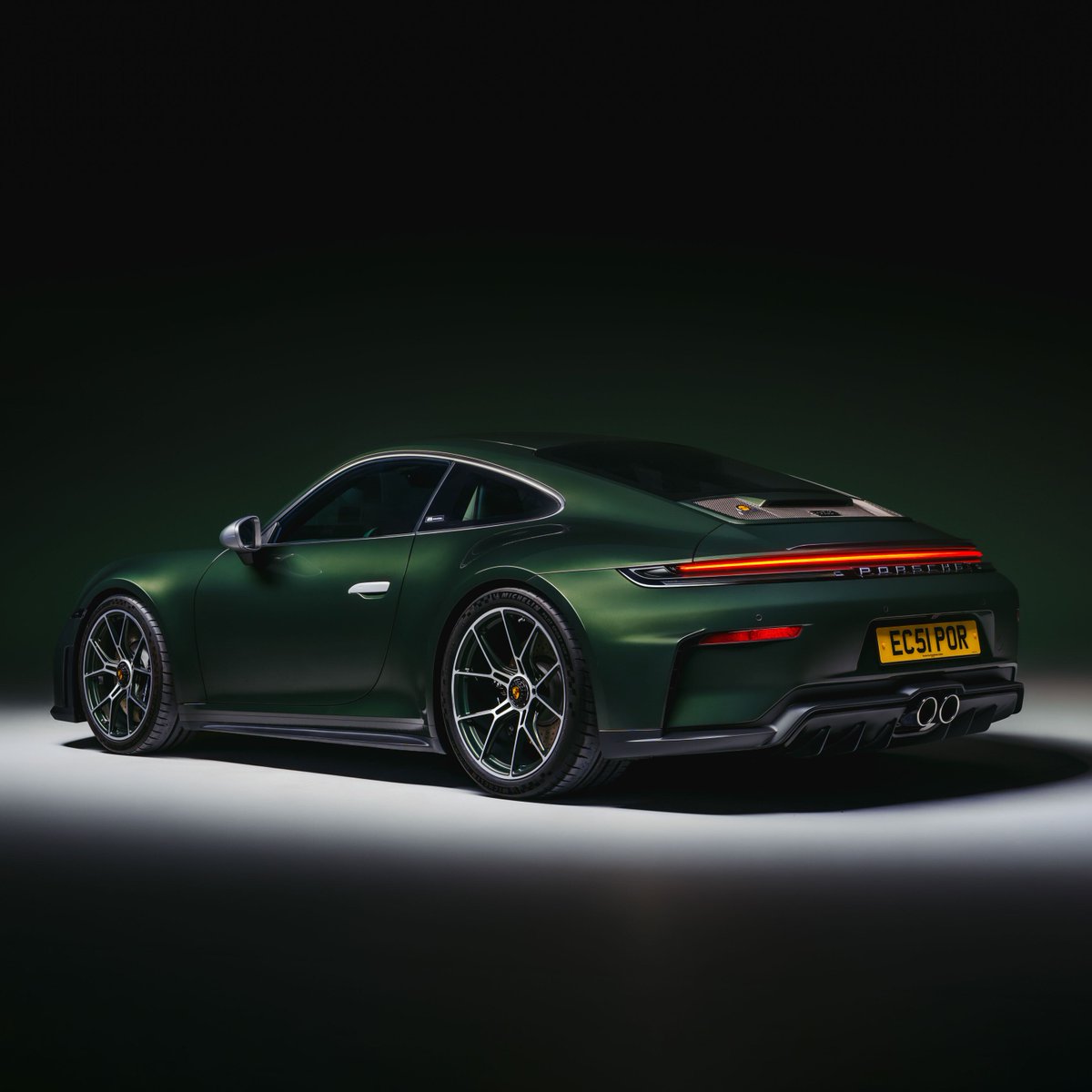 AutoExpress's tweet photo. A very British Porsche! Say good day to the 911 GT3 Earls Court 51 Edition...>> https://t.co/v0h2wobtJ6 https://t.co/K3XJkaTBh8