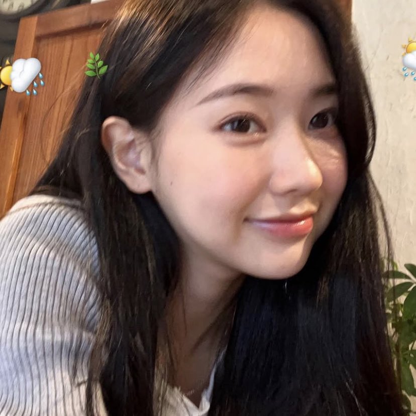 YERIM1706's tweet photo. cocok gak cocok saya cocokin si han yeri x lee chiho 🤭☝🏻 https://t.co/whx58WqeZz