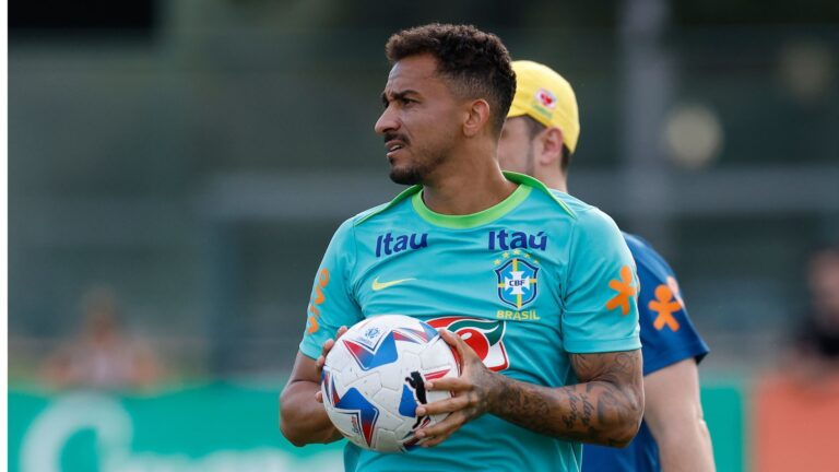 venecasagrande's tweet photo. Algumas (boas) declarações de Danilo na coletiva de hoje:

Danilo, sobre Endrick:  “Tem uma potência de perna muito grande, um poder de decisão, tem estrela. Hoje, no treino, ele fez lances e gols que você fala 'cara, esse moleque…'. Ontem, ele deu um chute que quase tirou o Nannetti do treino.”

Sobre atuar de lateral direito:

“Eu sempre disse: se você precisar de um lateral que faça corredor e dê profundidade a todo tempo, eu não sirvo. Mas se precisar de um jogador que entenda os momentos, encurte distâncias e seja um equilibrador, eu sirvo bastante.”

Sobre favoritismo:

“Nós temos que ser claros: nós não temos a maturidade da França ou da Argentina. Nós não temos essa maturidade enquanto equipe. O que não quer dizer que a gente não possa fazer um bom papel, provar, ganhar e chegar longe.”

Foto: Rafael Ribeiro / CBF