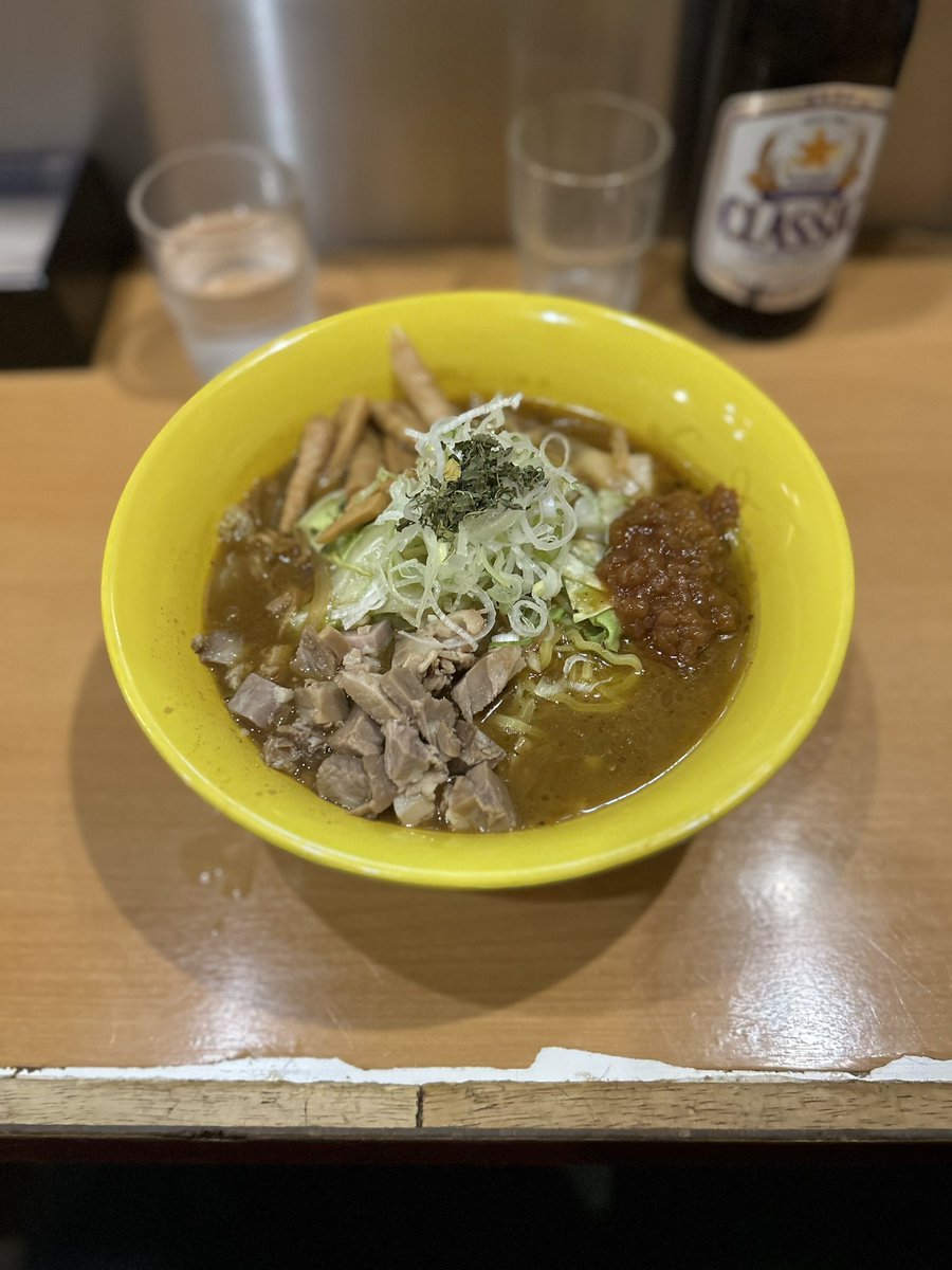 chukichi7's tweet photo. 中央区 麺屋 すずらん さんで黄色＋サッポロクラシック٩(๑^o^๑)۶

ほんのりカレーがめっちゃウマ＆ウマでした♪
この地に来たらクラシックもいいですね♫
3食目でしたがあっという間に無くなりました!!

今日もとっても幸せ全てに大感謝です🎶 https://t.co/593bFyeUy4