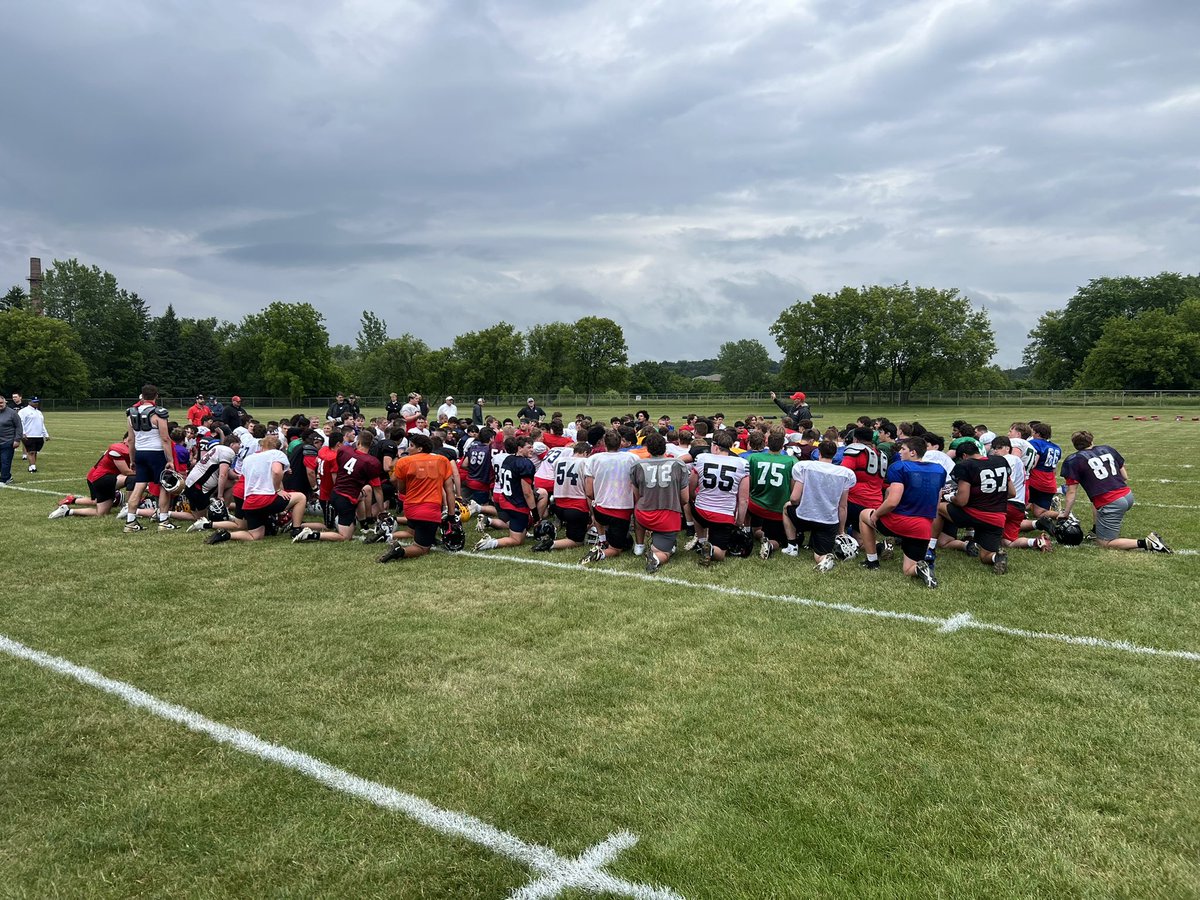 MJ_NFLDraft's tweet photo. Competitive OL/DL session at the @MNWI_MegaCamp!

A lot of talented kids getting a lot of padded reps! Nothing better! https://t.co/ibiKYVHf2I