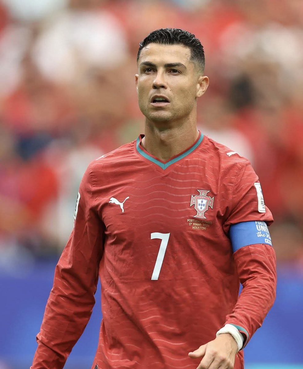 AMolobi's tweet photo. 🚨🇵🇹 𝗦𝗧𝗔𝗧: Cristiano Ronaldo's World Cup performance vs Congo! 

• 0 goals 
• 0 assists 
• 0 shots on target 
• 0 dribbles 
• 0 key passes
• 25 touches 
• 19/21 passes (90%) 
• 0/0 ground duels 
• 2/3 aerial duels 
• 3 possession lost https://t.co/nXCESTtupi
