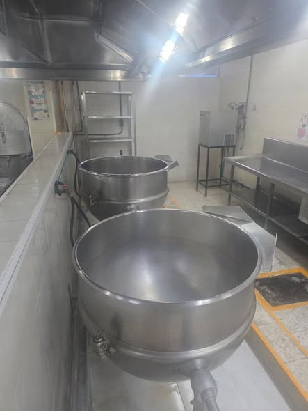 GARCIPAVON's tweet photo. ✍️ Paula Montero / Reportera  
ATENCIÓN 👇
Nos vendieron el cuento de que el sistema de salud iba a mejorar porque "ellos no eran como los de antes". Hoy, la realidad les da una bofetada.
Desde hace más de una semana, los hospitales psiquiátricos Juan N. Navarro y Francisco Bernardino no tienen servicio de alimentos.
El proveedor se cansó de trabajar gratis y se retiró por falta de pagos de la Secretaría de Salud.
Si el presupuesto está aprobado, ¿en qué se está gastando el dinero público?
Dejar a pacientes psiquiátricos sin alimentación no es austeridad, es negligencia absoluta.
Las fotos de la cocina del Juan N. Navarro hablan por sí solas: promesas llenas, cocinas vacías.