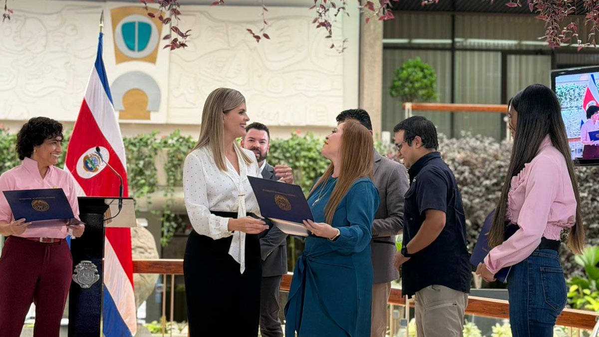 INAdeCostaRica's tweet photo. 🚀 INA supera los 500 certificados de inglés en los primeros dos meses de la estrategia #HelloBrete
Y esto apenas comienza: más de 60.000 nuevas licencias están en proceso de activación y 12.000 personas beneficiarias del IMAS accederán a esta herramienta. 🇨🇷 #INA https://t.co/8WK4QquB6q