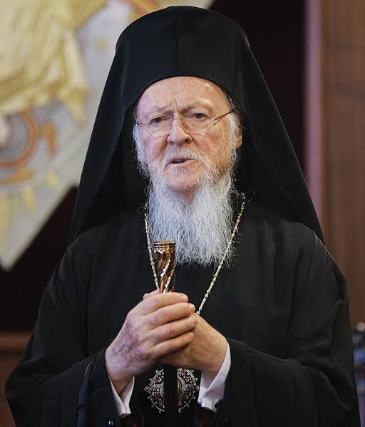 zgizemozpinar's tweet photo. AB Parlamentosuʼndan Türkiye’ye Yeni bir Dayatma: Fener Rum Patriğine Ekümenik Statüsü İstiyorlar 

Avrupa Parlamentosu’nun Türkiye raporunda şu ifade yer almaktadır: “Türkiye'yi, Ekümenik Patrikhanenin dünyanın dört bir yanındaki Ortodoks Hristiyanlar için önemine saygı duymaya, ilgili Venedik Komisyonu tavsiyesine uygun olarak yasal kişiliğini ve Ekümenik Patriğin dini unvanının kamusal kullanımını tanımaya çağırır.”

Bu çağrı, Türkiye’den Fener Rum Patrikhanesi’ne “Ekümenik” sıfatının resmen tanınmasını, kurumun yasal kişilik kazanmasını ve Patriğin “dünya Ortodokslarının lideri” niteliğindeki unvanını kamusal alanda serbestçe kullanabilmesini talep etmektedir. Bir başka ifadeyle, Patrikhane’nin Türkiye toprakları içinde ancak Türk egemenliği dışında, uluslararası bir statüye kavuşturulması istenmektedir.

Türkiye, Fener Rum Patrikhanesi’ni Türkiye’de yaşayan Rumların dini kurumu olarak tanır ve ibadet özgürlüğünü güvence altına alır. Ne var ki Avrupa Parlamentosu’nun talep ettiği “Ekümenik” statü, Patrikhane’yi Türkiye Cumhuriyeti’nin hukuki ve siyasi denetimi dışında bir konuma yükseltmek anlamına gelmektedir. Bu durum, Patrikhane’yi adeta “devlet içinde devlet” haline getirecek ve ileride mülkiyet, özerklik ile uluslararası müdahale taleplerine zemin hazırlayabilecektir.

Söz konusu talep, Lozan Antlaşması’nın ruhuna ve Türkiye’nin egemenlik haklarına da açıkça aykırıdır. Bir devletin kendi toprakları içindeki dini bir kurumun unvanını ve hukuki statüsünü başka bir uluslararası aktörün belirlemesi, kabul edilemez bir içişlerine müdahale örneğidir. “Ekümenik” unvanı tarihsel olarak da tartışmalıdır; Osmanlı döneminde bile tam anlamıyla yerleşmemişken, Türkiye Cumhuriyeti bu iddiayı bilinçli olarak tanımamıştır. Türkiye, din ve vicdan özgürlüğünü korurken egemenlik ilkelerinden ödün vermemektedir.

Sonuç olarak, Avrupa Parlamentosu’nun bu tutumu, “azınlık hakları” ve “dini özgürlük” söylemi altında Türkiye’nin stratejik kurumlarını kontrol alanından çıkarma çabasının yeni bir halkasıdır. Türkiye, kendi anayasal düzeni ve laiklik ilkesi çerçevesinde dini kurumlarını düzenleme hakkını korumaya kararlıdır. Fener Rum Patrikhanesi, Türk toprağında ve Türk hukukuna tâbidir; dış aktörlerin “Ekümenik” hayalleri ise Türkiye’nin egemenlik algısında yer bulmamaktadır.