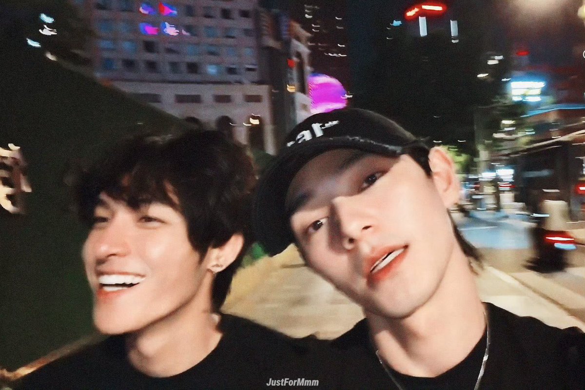 zzhaokitty's tweet photo. late night stroll side by side ♡ https://t.co/8Yx5ai0QeE