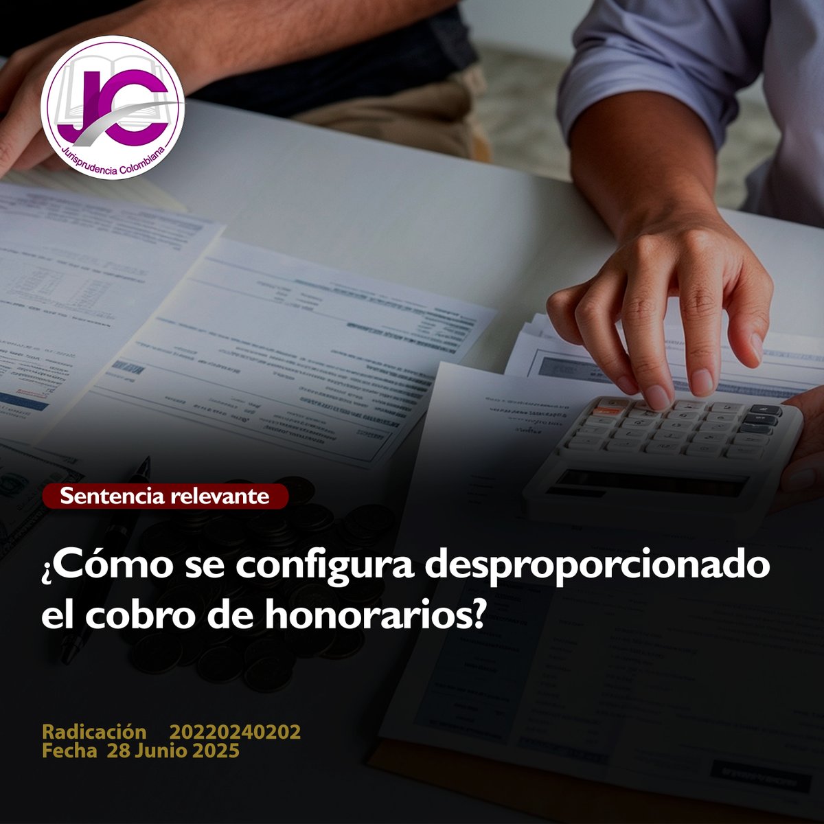 JurisprudenCol's tweet photo. ¿Cómo se configura desproporcionado el cobro de honorarios?

La falta disciplinaria prevista en el artículo 35 numeral 1° de la Ley 1123 de 200731 sanciona al abogado que acuerda, exige u obtiene del cliente o de un tercero una remuneración o un beneficio desproporcionado respecto del servicio prestado, aprovechándose de su necesidad, ignorancia o inexperiencia; esta conducta presenta una estructura normativa compleja, al requerir la concurrencia de dos componentes esenciales: i) objetivo, consistente en el desbalance entre la utilidad percibida y el trabajo ejecutado, y ii) subjetivo: conformado por la intención deliberada de explotar la situación de vulnerabilidad en que se encuentra el destinatario del servicio jurídico.

En cuanto al componente objetivo, la conducta sancionable se configura cuando la retribución en términos comparativos y razonables resulta excesiva frente a la labor desempeñada, lo cual puede concretar a través de tres modalidades claramente diferenciadas, a saber: ▪ Acordar: Implica el pacto o convenio, verbal o escrito, sobre una remuneración o beneficio desproporcionado, en otras palabras, su consumación tan solo requiere el simple acuerdo. ▪ Exigir: Supone la reclamación o demanda imperativa de dicha remuneración o beneficio, aun si el cliente o tercero no accede a la pretensión. ▪ Obtener: Se refiere a la consecución material de la remuneración o beneficio desproporcionado, es decir, la percepción efectiva del pago.

El componente subjetivo exige que la remuneración desproporcionada se pacte, exija u obtenga mediante el aprovechamiento consciente y voluntario de la situación de inferioridad del cliente, situación que puede derivar de su desconocimiento, inexperiencia o necesidad apremiante, ya que no basta la existencia de un pago elevado, resulta indispensable que la conducta revele del abogado la intención de explotar, en su propio beneficio, el desequilibrio estructural que afecta la relación profesional.

Por otra parte, el censor cuestiona que no se hayan valorado las tarifas adoptadas por el Consejo Nacional de Colegios de Abogados; sin embargo, ello no configura una irregularidad per se, en tanto el análisis de tales referentes no resulta imperativo cuando existe un acuerdo expreso entre las partes, en aplicación del principio pacta sunt servanda; en este marco, lo jurídicamente relevante no es la ausencia de un parámetro tarifario externo, sino la configuración de una conducta contraria a los deberes éticos, en cuanto el abogado acuerda, exige u obtiene de manera unilateral una retribución excesiva frente al alcance real de su labor, aprovechándose de circunstancias enmarcadas por la necesidad, la ignorancia o la inexperiencia del cliente; lo cual ocurrió en el presente caso, donde ante la urgencia del trámite de tutela, sin haber mediado acuerdo previo alguno, impuso a su mandante una contraprestación desproporcionada, carente de justificación objetiva y ajena a un criterio de equidad contractual.

En ese orden de ideas, los Deberes profesionales del abogado representa una manifestación preventiva de los principios de lealtad y honradez que rigen el ejercicio profesional del abogado, en tanto busca garantizar que el cliente, antes de asumir un compromiso contractual, cuente con información completa, clara e inequívoca sobre el alcance de la gestión, los costos asociados del trámite administrativo o judicial, así como la contraprestación específica de los servicios profesionales y las condiciones para su cumplimiento, ya sea en términos de plazos o modalidades de pago; la omisión injustificada de estos elementos esenciales configura una conducta antijurídica, por contravenir los estándares mínimos de transparencia y buena fe.

Portal de actualización Jurisprudencial. Solicita tu suscripción aquí 👉https://t.co/jUGw4X9qS2
