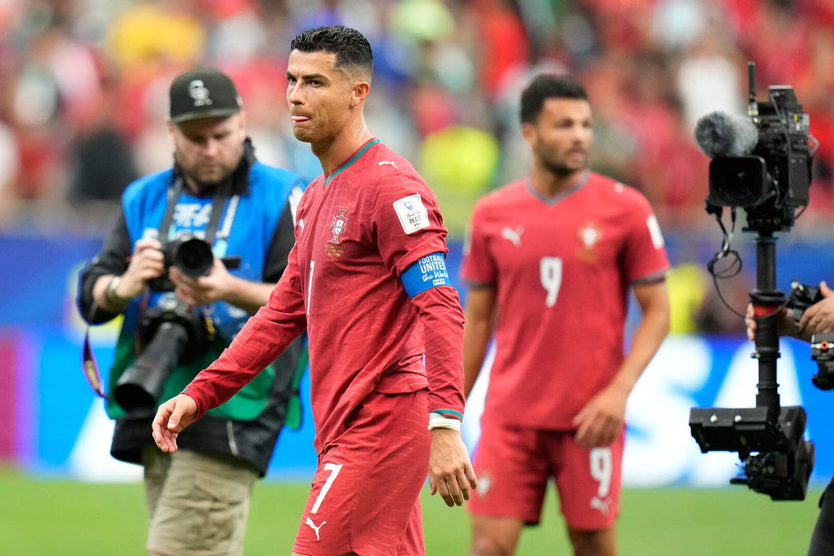 ActuCR7_'s tweet photo. 🚨🇵🇹 𝗟𝗔 𝗗𝗘𝗥𝗡𝗜𝗘̀𝗥𝗘 𝗙𝗢𝗜𝗦 𝗤𝗨𝗘 𝗟𝗘 𝗣𝗢𝗥𝗧𝗨𝗚𝗔𝗟 𝗔 𝗗𝗘́𝗕𝗨𝗧𝗘́ 𝗨𝗡 𝗧𝗢𝗨𝗥𝗡𝗢𝗜 𝗣𝗔𝗥 𝗨𝗡 𝗠𝗔𝗧𝗖𝗛 𝗡𝗨𝗟 𝟭-𝟭, c’était à l’Euro 2016. 🤦‍♂️ https://t.co/q004lAVwHZ