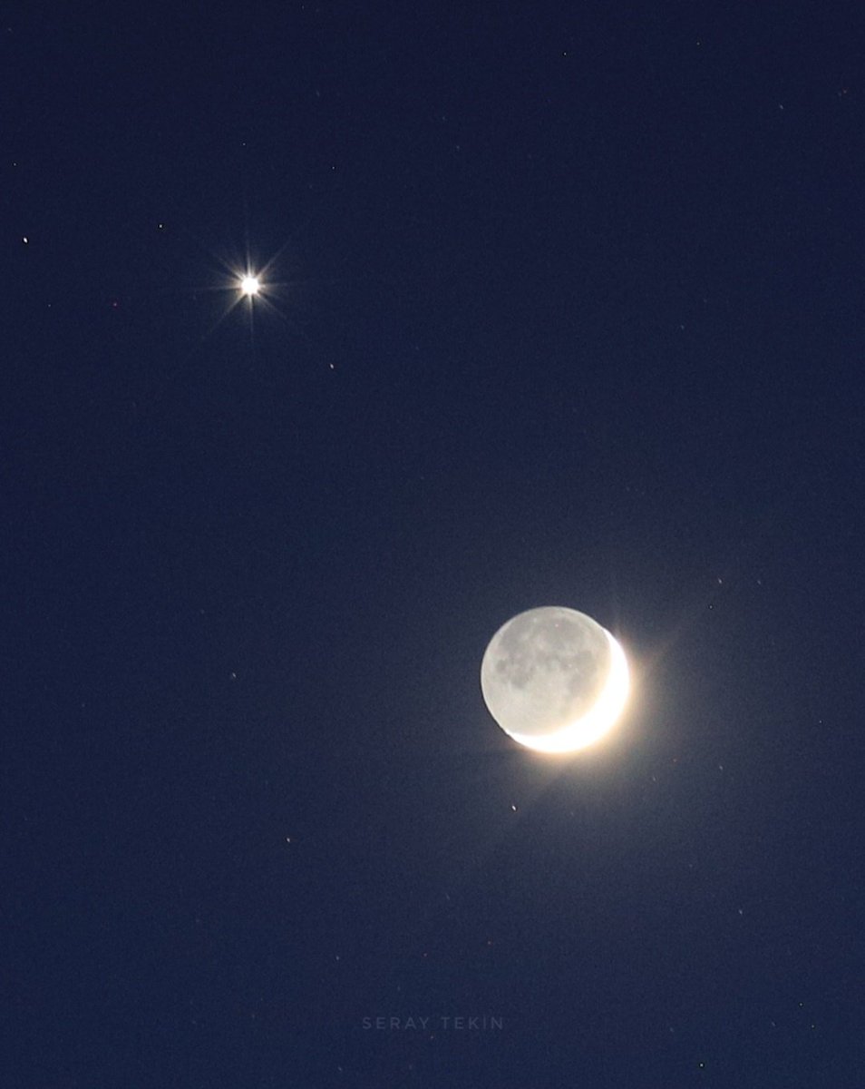 serayphoto's tweet photo. Gökyüzünde bu akşam muhteşem bir görsel şölen vardı. Venüs ve Hilal'in kavuşumu tıpkı Ay yıldızlı şanlı bayrağımız gibiydi ⭐️🌙🇹🇷 https://t.co/r7DfpJyQBT