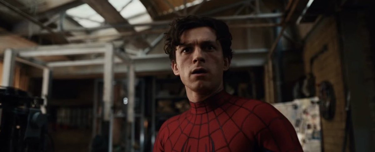 joaoguillll's tweet photo. Graças a Deus eles não mudaram o traje do Homem-Aranha no final de No Way Home, eu sei que tô exagerando, mas facilmente esse é o traje mais lindo do personagem.

Às teias em relevo, o tom do azul, eles acertaram muito nesse traje.

Nós estamos muito bem servidos com esse filme. https://t.co/2WpoNFwptK