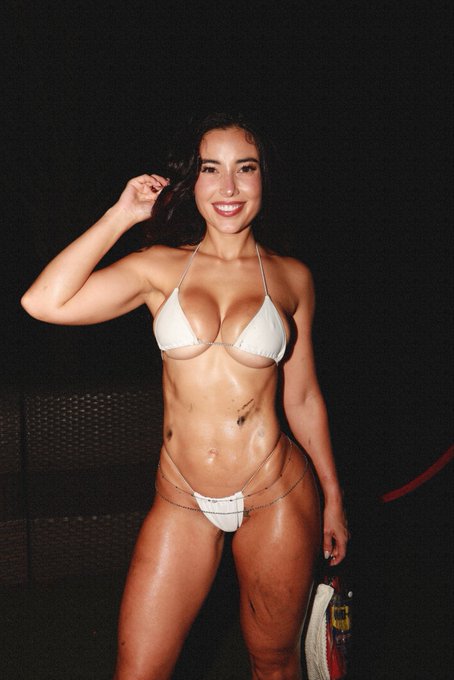 Angie Varona™ - 3 pic. Never did I ever ….. THINK ID LOOK LIKE THIS AT 32 https://t.co/mUuCifsZJ6