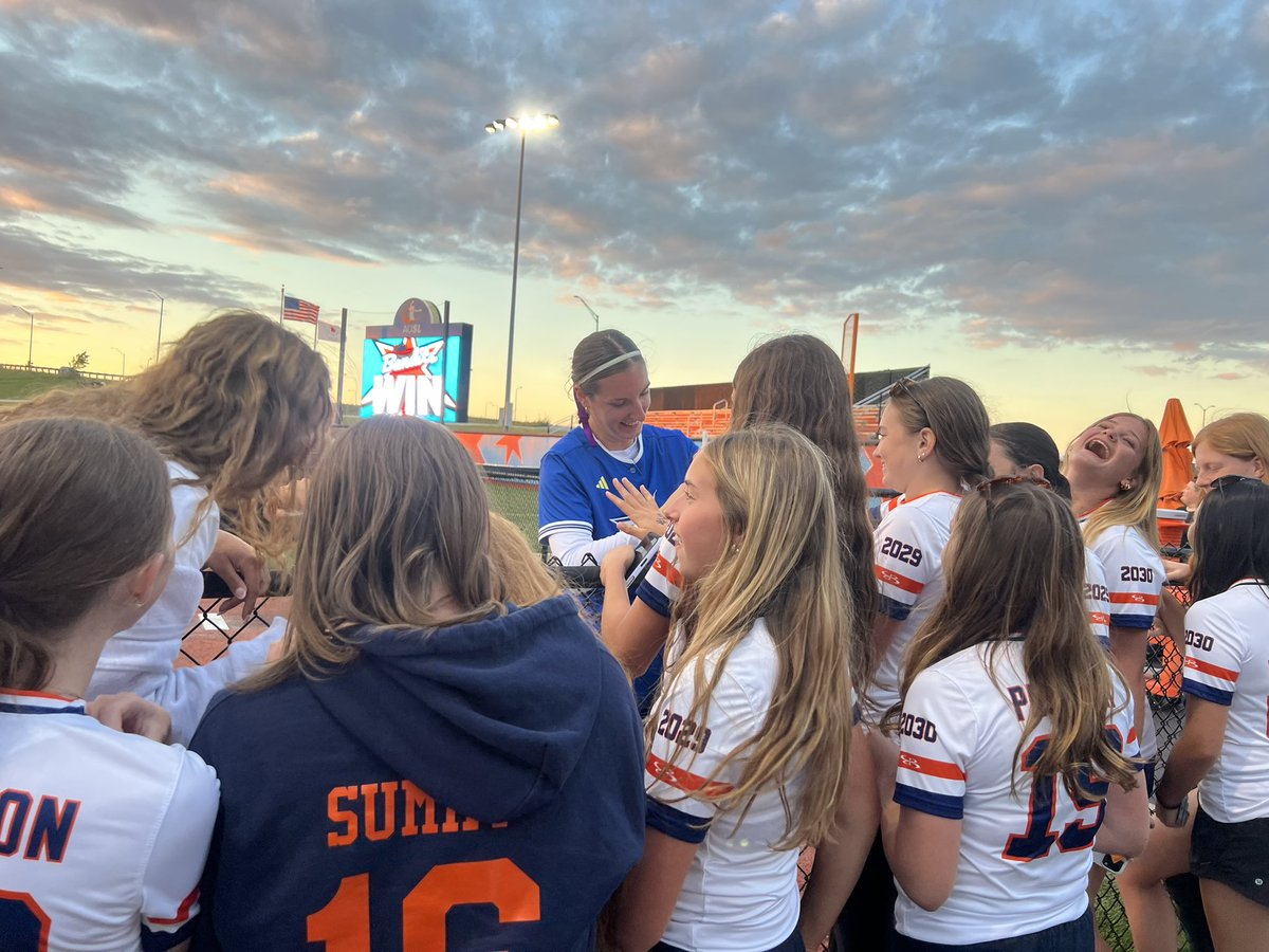 evesummy2029's tweet photo. Yesterday my team and I went to the AUSL, Bandits vs Spark game today. It was so fun to see such a close and exciting game. We also got to meet Maya Johnson and she signed our hands!! https://t.co/noaoUTWl1T