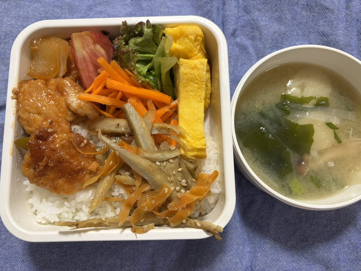 kanata_lunch's tweet photo. おはようございますっ
お腹すいた4:45
でぶえっと頑張ってますが、41kgに到達できず🥺
運動もしてるし、心筋梗塞既往なので食制限があるから仕方ないけど、太らないなぁ🥺

旦那さんいつもありがとう
今日も大好き
気をつけていってきてね
世界は平和であれ

#旦那弁当 #お弁当 #お弁当記録 https://t.co/EEcB7JWkXc