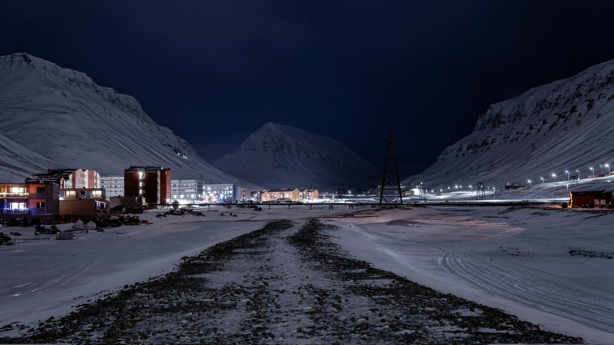 visualsofearth1's tweet photo. Longyearbyen, the world's northernmost town during the polar night. https://t.co/QIymdjmdHF