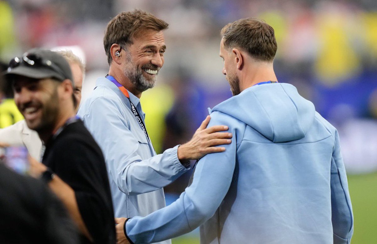 rihito_gerrard's tweet photo. 【クロップとヘンダーソンが再会🥹】

試合前、クロップとヘンダーソンが再会。
熱い抱擁や談笑を交わした。

リヴァプールサポーターにとって、たまらない瞬間だ。 https://t.co/pzXF2h5m18
