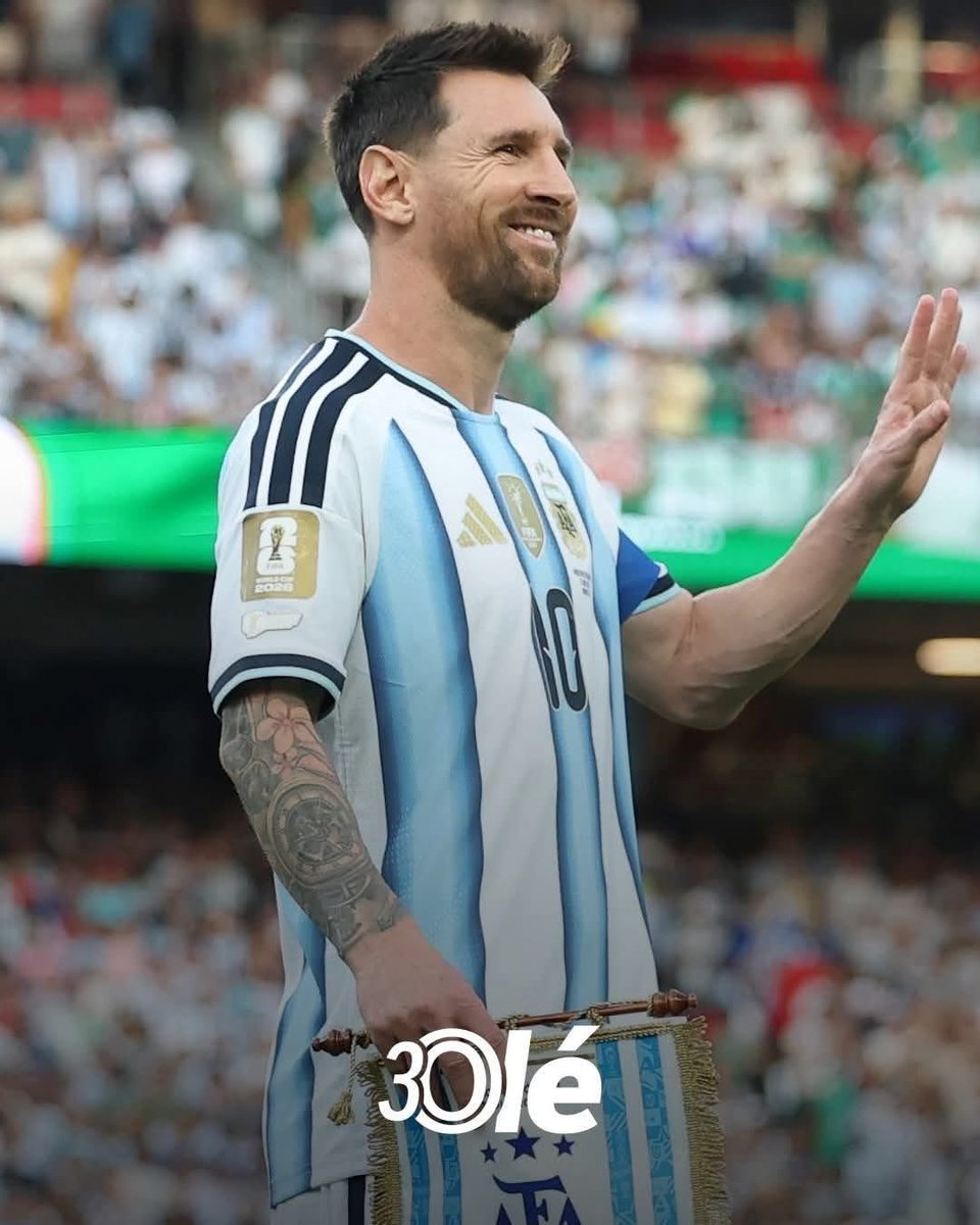 mavica7's tweet photo. EL MEJOR JUGADOR,BUEN HOMBRE, BUEN HIJO,BUEN ESPOSO,UN BUEN PADRE,PERO LOS DEL LADO OSCURO DEL PAÍS LO ENVIDIAN,NO LO QUIEREN,QUE HACE DE MALO?GENERAR SU PROPIO DINERO,TENER DISCIPLINA, RESPONSABILIDAD, ESFUERZO,VIDA SANA Y EQUILIBRADA,NO ADICTO Y POR SOBRETODO UN MUY BUEN EJEMPLO,QUE SIGAN LLORANDO LOS DEL OTRO LADO OSCURO DE LA GRIETA ARGENTINA.