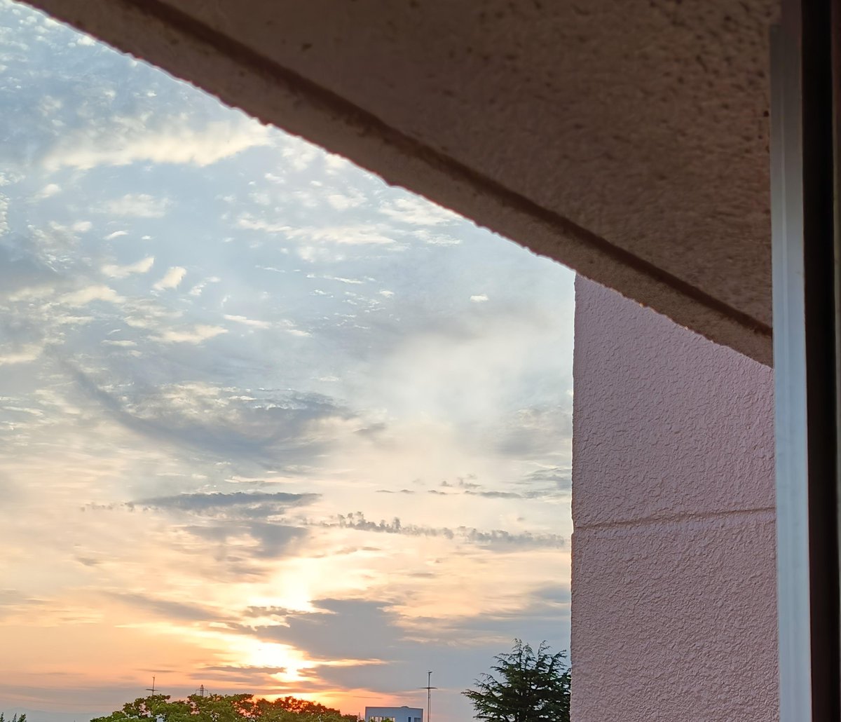 3kokia53's tweet photo. 窓から見える #朝日 を楽しんでいます🌄
心身体調悪化してウォーキングもジョギングも出来なくなったけどあんなに気持ちいいことはもう体感したのでまたいつかできたらいいな🏃‍♀️
#うつ　
#鬱
#ひきこもり
#綺麗
#朝活
#昼夜逆転 https://t.co/sQWGtIjme4