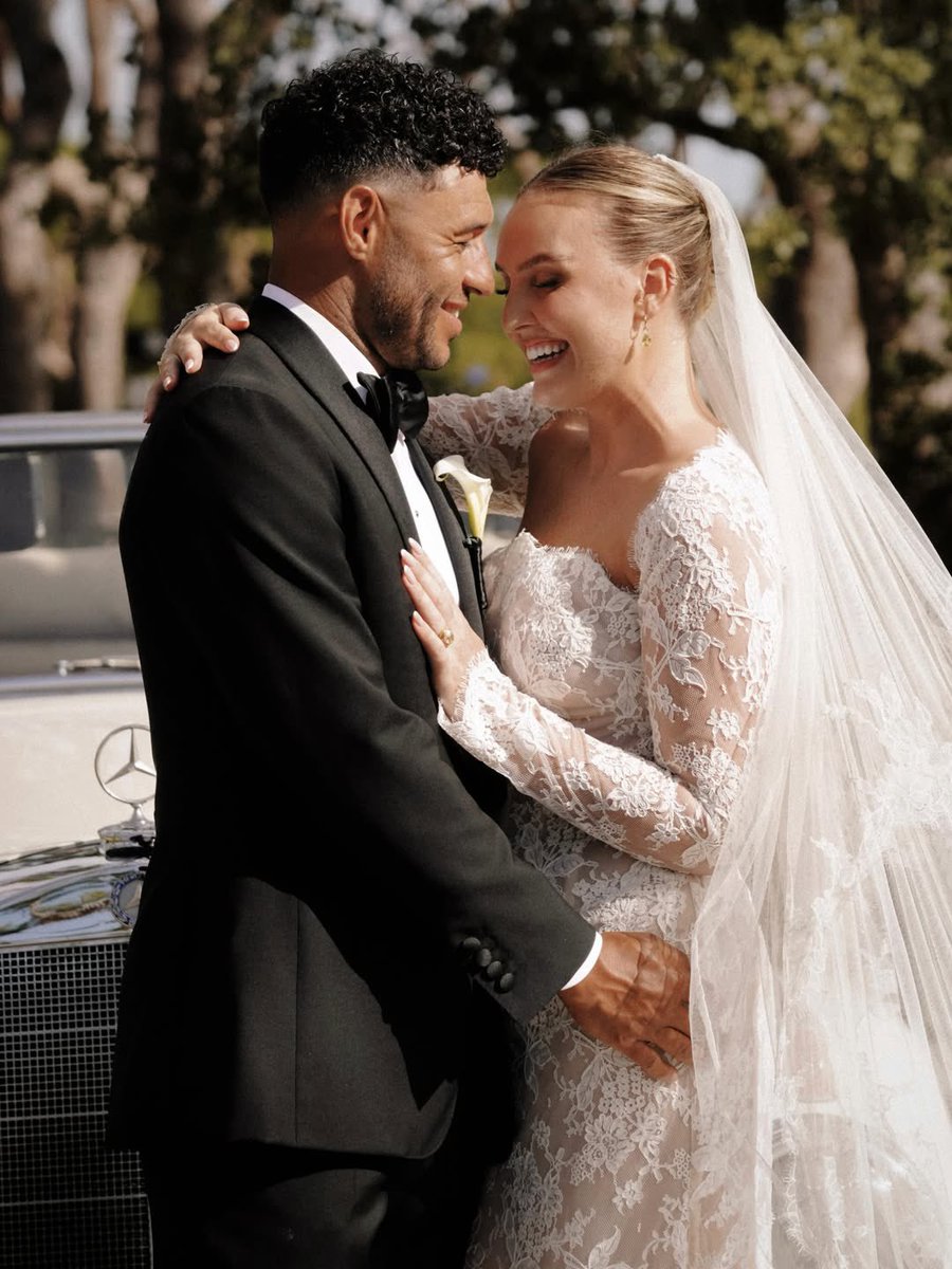 JADEtearoom's tweet photo. Perrie and Alex look gorgeous in new wedding photos https://t.co/H40yhv57EX