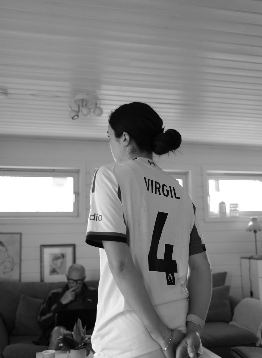 dvco_av23's tweet photo. Como buena fanática de Liverpool con su camiseta de Virgil 😮‍💨❤️ https://t.co/uug5TL11Ba
