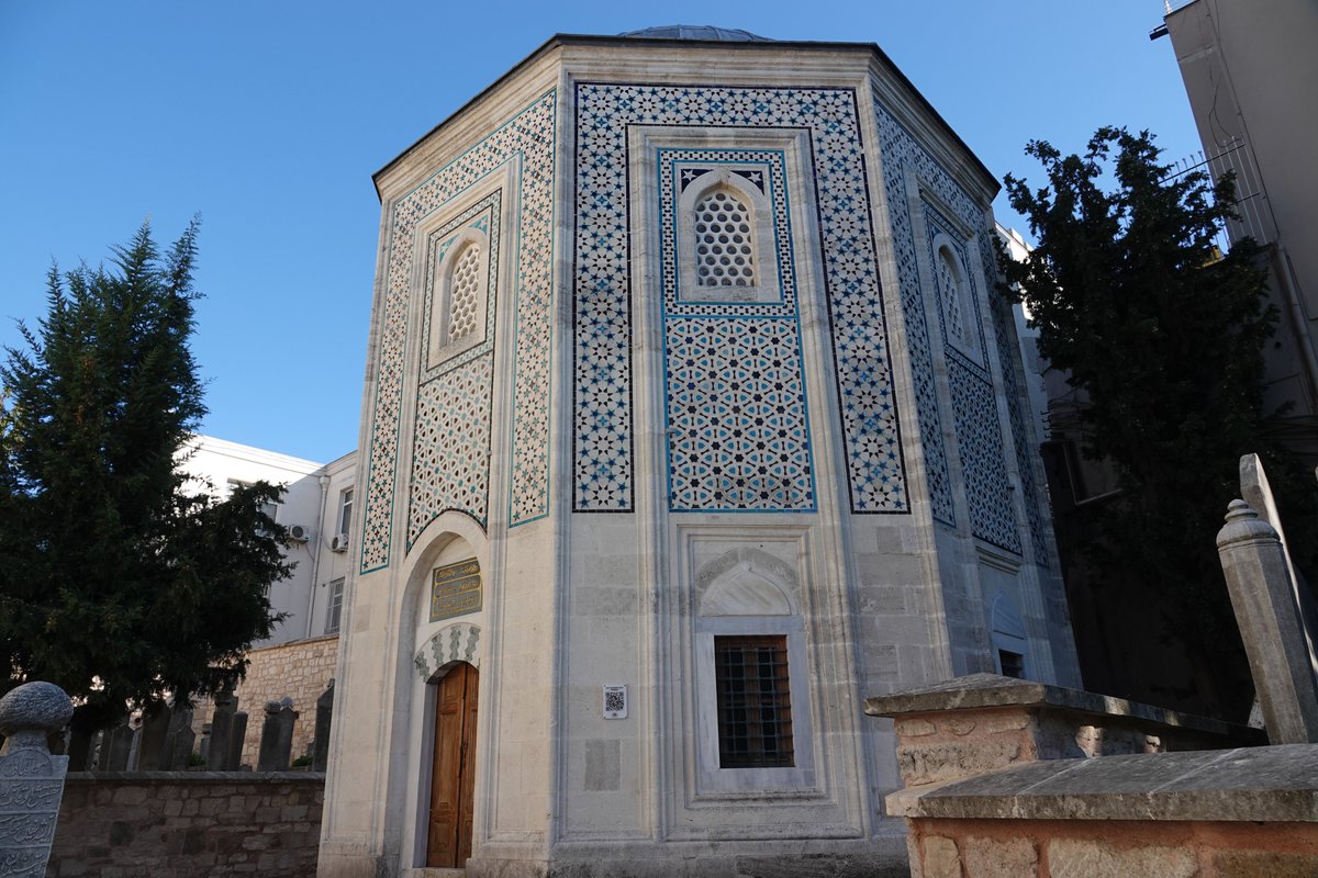 emirali_demirel's tweet photo. Fatih’in büyük sadrazamı Veli Mahmud Paşa’nın Fatih/Mahmutpaşa semtindeki pek zarif türbesi.

📸29/10/2025 https://t.co/yg48GBce2m