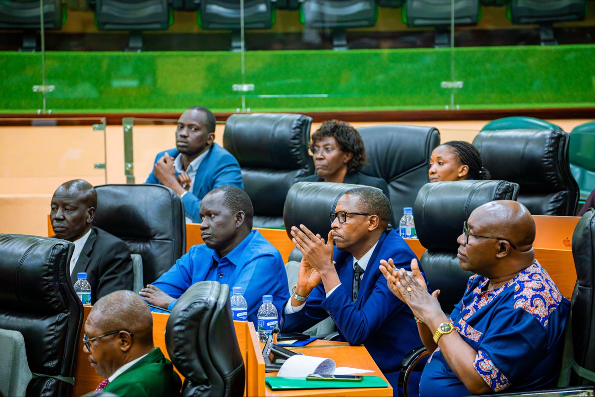 jumuiya's tweet photo. 𝐑𝐰𝐚𝐧𝐝𝐚 𝐍𝐚𝐭𝐢𝐨𝐧𝐚𝐥 𝐏𝐮𝐛𝐥𝐢𝐜 𝐂𝐨𝐧𝐬𝐮𝐥𝐭𝐚𝐭𝐢𝐨𝐧𝐬 
𝘰𝘯 𝘵𝘩𝘦 𝘥𝘳𝘢𝘧𝘵𝘪𝘯𝘨 𝘰𝘧 𝘵𝘩𝘦 𝘌𝘈𝘊 𝘗𝘰𝘭𝘪𝘵𝘪𝘤𝘢𝘭 𝘊𝘰𝘯𝘧𝘦𝘥𝘦𝘳𝘢𝘵𝘪𝘰𝘯 𝘊𝘰𝘯𝘴𝘵𝘪𝘵𝘶𝘵𝘪𝘰𝘯

Today, EAC Constitutional Experts held constructive engagement with both Houses of Parliament of Rwanda, the Senate and the Chamber of Deputies, led by Senate President Hon. Kalinda François Xavier and the Speaker of the Chamber of Deputies, Hon. Kazarwa Gertrude.

Rwanda’s legislators presented key perspectives outlining proposed areas of cooperation under the Political Confederation, governance arrangements, and possible decision-making modalities, among other constitutional considerations.

@RwandaParliamnt @RwandaMFA @EA_Bunge @EACJCourt  @UrugwiroVillage