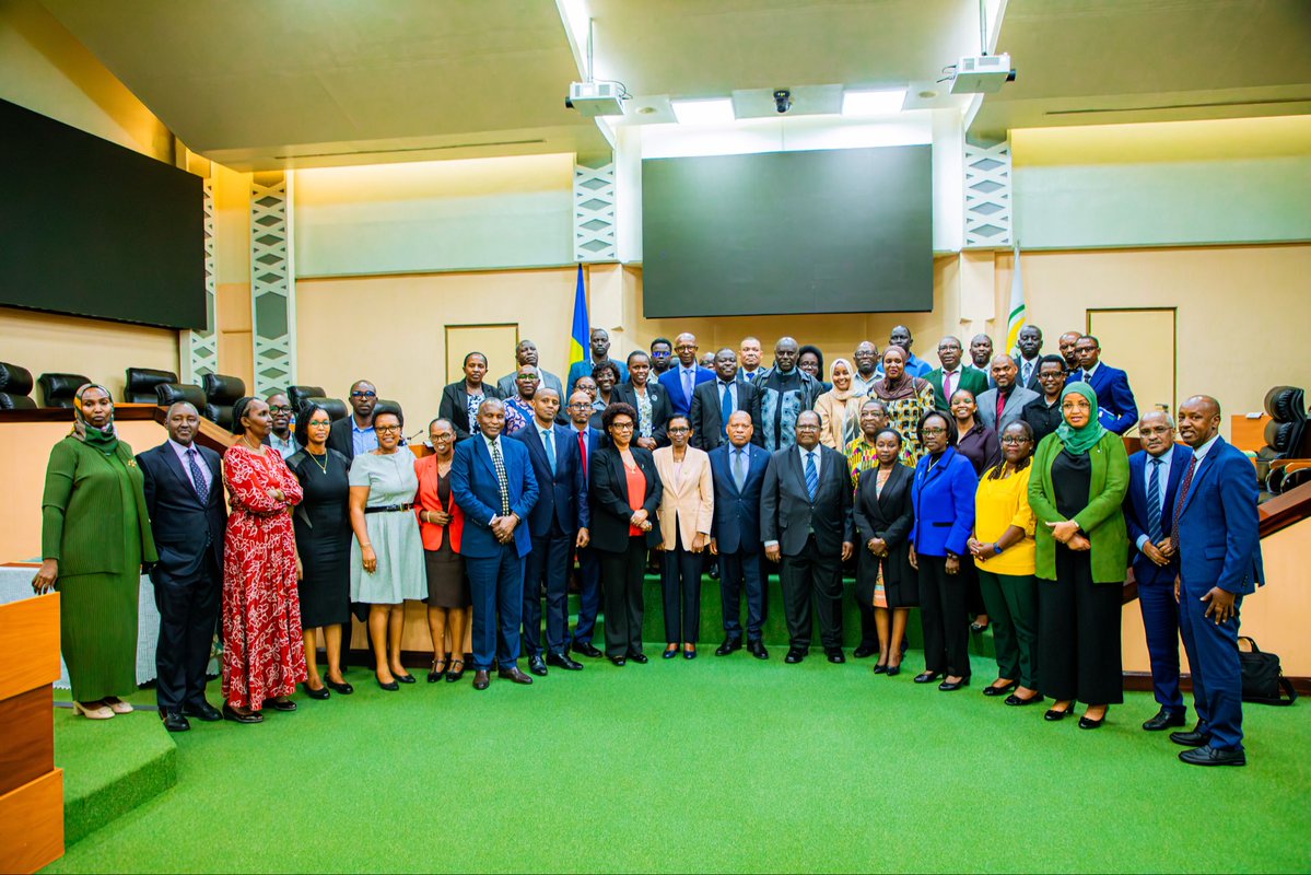 jumuiya's tweet photo. 𝐑𝐰𝐚𝐧𝐝𝐚 𝐍𝐚𝐭𝐢𝐨𝐧𝐚𝐥 𝐏𝐮𝐛𝐥𝐢𝐜 𝐂𝐨𝐧𝐬𝐮𝐥𝐭𝐚𝐭𝐢𝐨𝐧𝐬 
𝘰𝘯 𝘵𝘩𝘦 𝘥𝘳𝘢𝘧𝘵𝘪𝘯𝘨 𝘰𝘧 𝘵𝘩𝘦 𝘌𝘈𝘊 𝘗𝘰𝘭𝘪𝘵𝘪𝘤𝘢𝘭 𝘊𝘰𝘯𝘧𝘦𝘥𝘦𝘳𝘢𝘵𝘪𝘰𝘯 𝘊𝘰𝘯𝘴𝘵𝘪𝘵𝘶𝘵𝘪𝘰𝘯

Today, EAC Constitutional Experts held constructive engagement with both Houses of Parliament of Rwanda, the Senate and the Chamber of Deputies, led by Senate President Hon. Kalinda François Xavier and the Speaker of the Chamber of Deputies, Hon. Kazarwa Gertrude.

Rwanda’s legislators presented key perspectives outlining proposed areas of cooperation under the Political Confederation, governance arrangements, and possible decision-making modalities, among other constitutional considerations.

@RwandaParliamnt @RwandaMFA @EA_Bunge @EACJCourt  @UrugwiroVillage