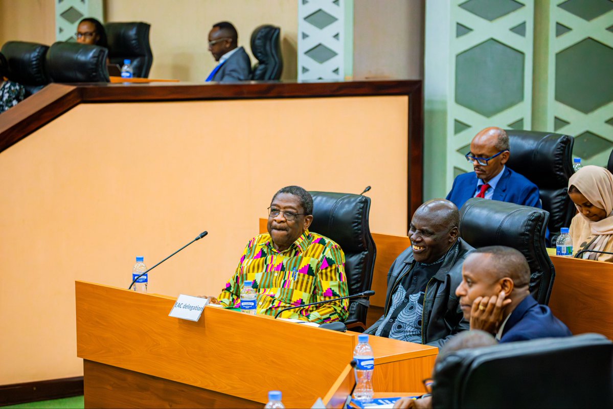 jumuiya's tweet photo. 𝐑𝐰𝐚𝐧𝐝𝐚 𝐍𝐚𝐭𝐢𝐨𝐧𝐚𝐥 𝐏𝐮𝐛𝐥𝐢𝐜 𝐂𝐨𝐧𝐬𝐮𝐥𝐭𝐚𝐭𝐢𝐨𝐧𝐬 
𝘰𝘯 𝘵𝘩𝘦 𝘥𝘳𝘢𝘧𝘵𝘪𝘯𝘨 𝘰𝘧 𝘵𝘩𝘦 𝘌𝘈𝘊 𝘗𝘰𝘭𝘪𝘵𝘪𝘤𝘢𝘭 𝘊𝘰𝘯𝘧𝘦𝘥𝘦𝘳𝘢𝘵𝘪𝘰𝘯 𝘊𝘰𝘯𝘴𝘵𝘪𝘵𝘶𝘵𝘪𝘰𝘯

Today, EAC Constitutional Experts held constructive engagement with both Houses of Parliament of Rwanda, the Senate and the Chamber of Deputies, led by Senate President Hon. Kalinda François Xavier and the Speaker of the Chamber of Deputies, Hon. Kazarwa Gertrude.

Rwanda’s legislators presented key perspectives outlining proposed areas of cooperation under the Political Confederation, governance arrangements, and possible decision-making modalities, among other constitutional considerations.

@RwandaParliamnt @RwandaMFA @EA_Bunge @EACJCourt  @UrugwiroVillage