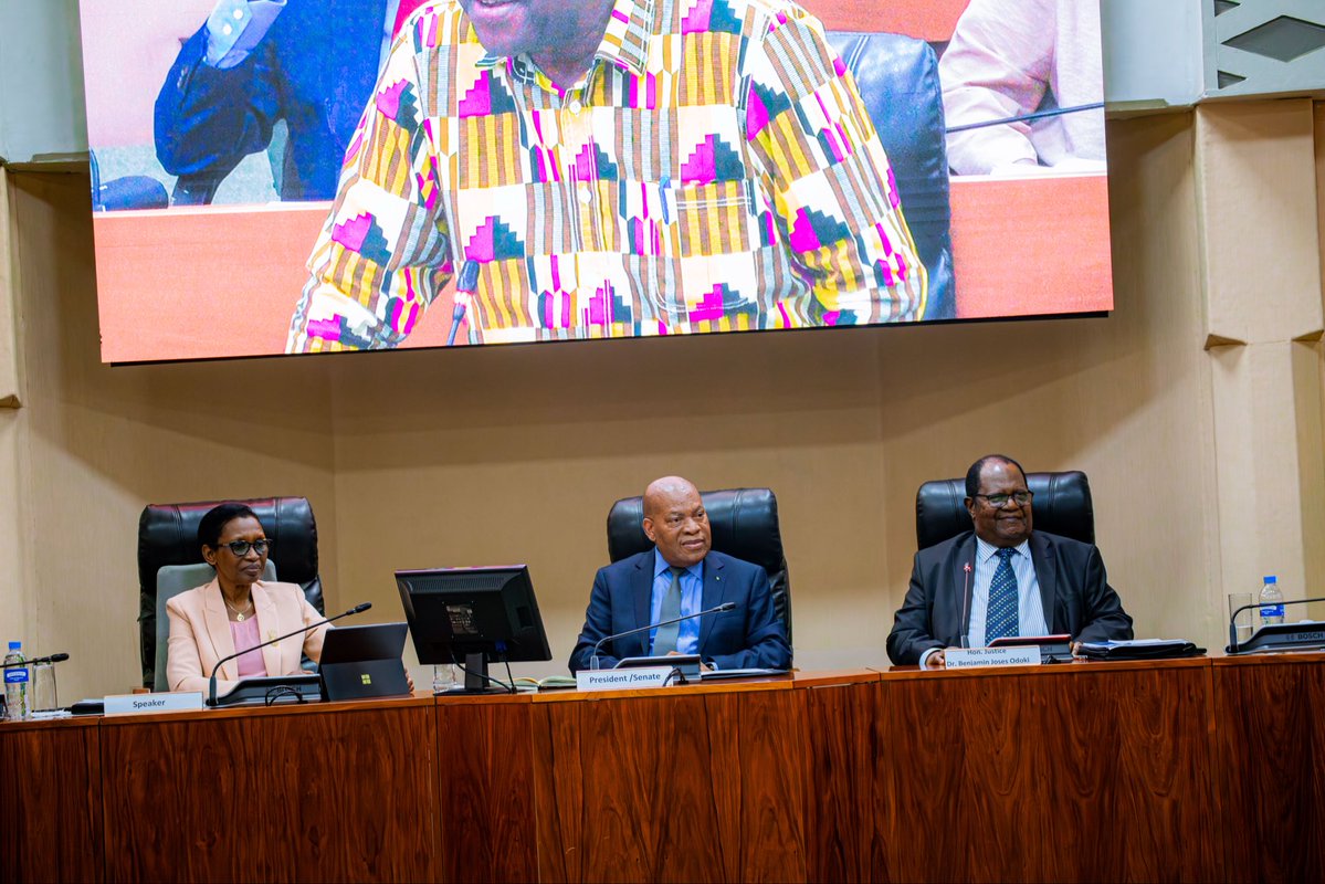 jumuiya's tweet photo. 𝐑𝐰𝐚𝐧𝐝𝐚 𝐍𝐚𝐭𝐢𝐨𝐧𝐚𝐥 𝐏𝐮𝐛𝐥𝐢𝐜 𝐂𝐨𝐧𝐬𝐮𝐥𝐭𝐚𝐭𝐢𝐨𝐧𝐬 
𝘰𝘯 𝘵𝘩𝘦 𝘥𝘳𝘢𝘧𝘵𝘪𝘯𝘨 𝘰𝘧 𝘵𝘩𝘦 𝘌𝘈𝘊 𝘗𝘰𝘭𝘪𝘵𝘪𝘤𝘢𝘭 𝘊𝘰𝘯𝘧𝘦𝘥𝘦𝘳𝘢𝘵𝘪𝘰𝘯 𝘊𝘰𝘯𝘴𝘵𝘪𝘵𝘶𝘵𝘪𝘰𝘯

Today, EAC Constitutional Experts held constructive engagement with both Houses of Parliament of Rwanda, the Senate and the Chamber of Deputies, led by Senate President Hon. Kalinda François Xavier and the Speaker of the Chamber of Deputies, Hon. Kazarwa Gertrude.

Rwanda’s legislators presented key perspectives outlining proposed areas of cooperation under the Political Confederation, governance arrangements, and possible decision-making modalities, among other constitutional considerations.

@RwandaParliamnt @RwandaMFA @EA_Bunge @EACJCourt  @UrugwiroVillage