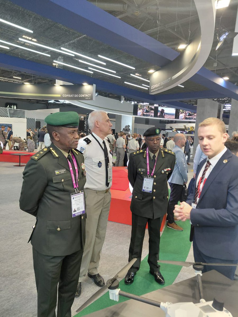 umunotanews's tweet photo. Umugaba Mukuru w’Ingabo z’u Rwanda zirwanira ku Butaka, Maj Gen Vincent Nyakarundi, yagiranye ibiganiro na mugenzi we w’u Bufaransa, Gen Pierre Schill, uyobora Ingabo z’u Bufaransa zirwanira ku Butaka.

Ibi biganiro byabereye i Paris mu Bufaransa, aho aho bombi bitabiriye imurikagurisha mpuzamahanga rya Eurosatory 2026, ryerekana ibikoresho n’ikoranabuhanga bikoreshwa n’ingabo zirwanira ku butaka n’izirwanira mu kirere.

Impande zombi zaganiriye ku buryo bwo kurushaho guteza imbere ubufatanye mu bya gisirikare hagati y’ibihugu byombi, no gukomeza gushimangira umubano usanzwe hagati y’Ingabo z’u Rwanda n’iz’u Bufaransa. #UmunotaNews