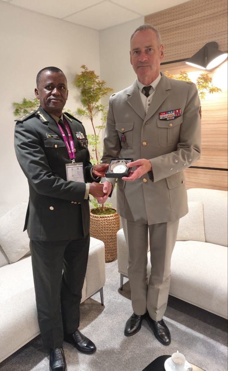 umunotanews's tweet photo. Umugaba Mukuru w’Ingabo z’u Rwanda zirwanira ku Butaka, Maj Gen Vincent Nyakarundi, yagiranye ibiganiro na mugenzi we w’u Bufaransa, Gen Pierre Schill, uyobora Ingabo z’u Bufaransa zirwanira ku Butaka.

Ibi biganiro byabereye i Paris mu Bufaransa, aho aho bombi bitabiriye imurikagurisha mpuzamahanga rya Eurosatory 2026, ryerekana ibikoresho n’ikoranabuhanga bikoreshwa n’ingabo zirwanira ku butaka n’izirwanira mu kirere.

Impande zombi zaganiriye ku buryo bwo kurushaho guteza imbere ubufatanye mu bya gisirikare hagati y’ibihugu byombi, no gukomeza gushimangira umubano usanzwe hagati y’Ingabo z’u Rwanda n’iz’u Bufaransa. #UmunotaNews