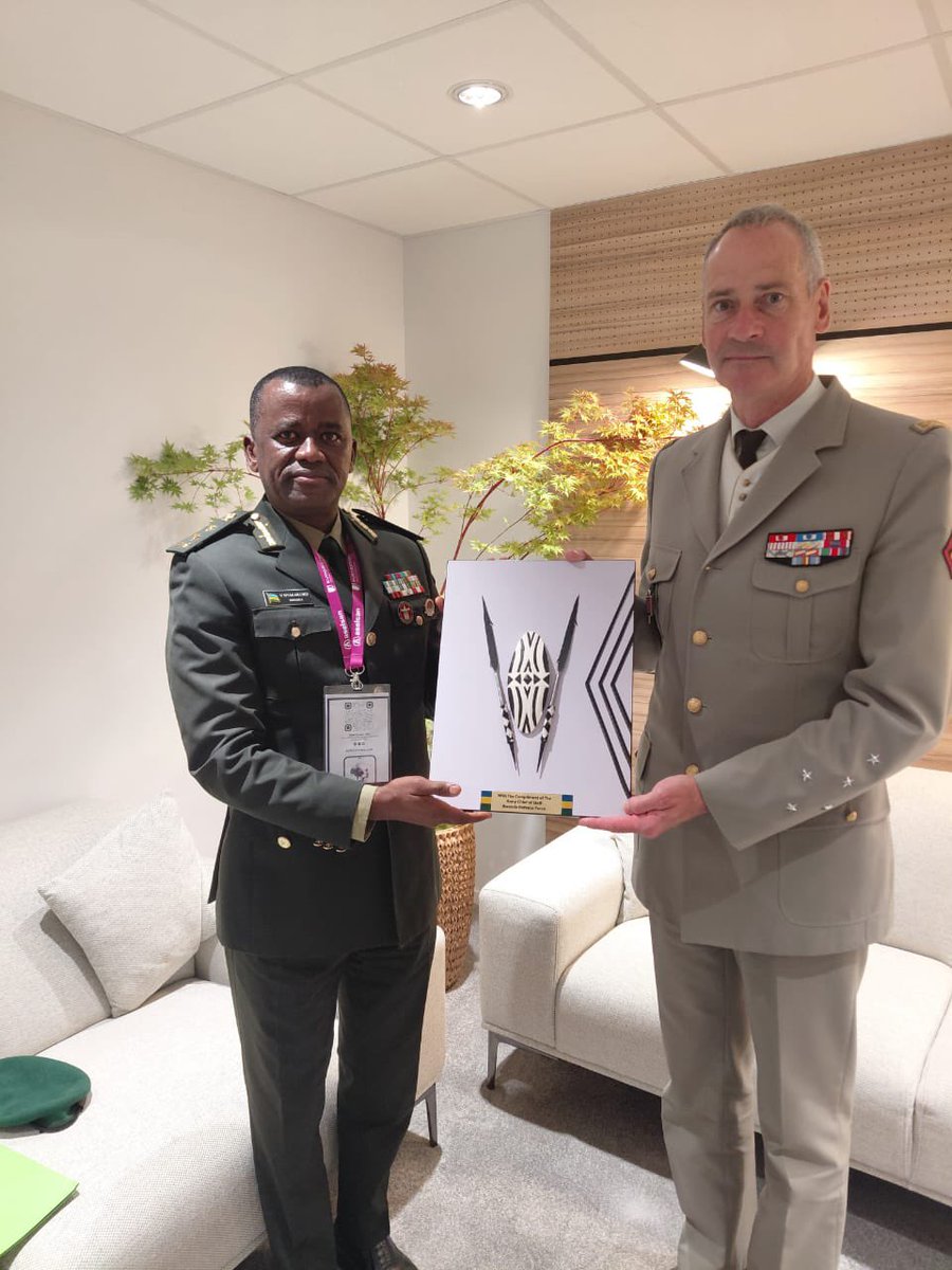umunotanews's tweet photo. Umugaba Mukuru w’Ingabo z’u Rwanda zirwanira ku Butaka, Maj Gen Vincent Nyakarundi, yagiranye ibiganiro na mugenzi we w’u Bufaransa, Gen Pierre Schill, uyobora Ingabo z’u Bufaransa zirwanira ku Butaka.

Ibi biganiro byabereye i Paris mu Bufaransa, aho aho bombi bitabiriye imurikagurisha mpuzamahanga rya Eurosatory 2026, ryerekana ibikoresho n’ikoranabuhanga bikoreshwa n’ingabo zirwanira ku butaka n’izirwanira mu kirere.

Impande zombi zaganiriye ku buryo bwo kurushaho guteza imbere ubufatanye mu bya gisirikare hagati y’ibihugu byombi, no gukomeza gushimangira umubano usanzwe hagati y’Ingabo z’u Rwanda n’iz’u Bufaransa. #UmunotaNews