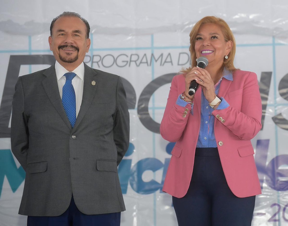 foro1025's tweet photo. #PedroRodríguez inicia la entrega de más de 52 millones de pesos en becas educativas: https://t.co/UY749O6OXg https://t.co/Z5hBTy6BRs