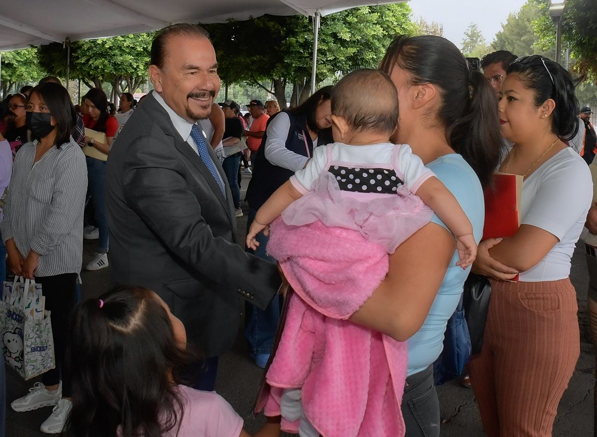 foro1025's tweet photo. #PedroRodríguez inicia la entrega de más de 52 millones de pesos en becas educativas: https://t.co/UY749O6OXg https://t.co/Z5hBTy6BRs