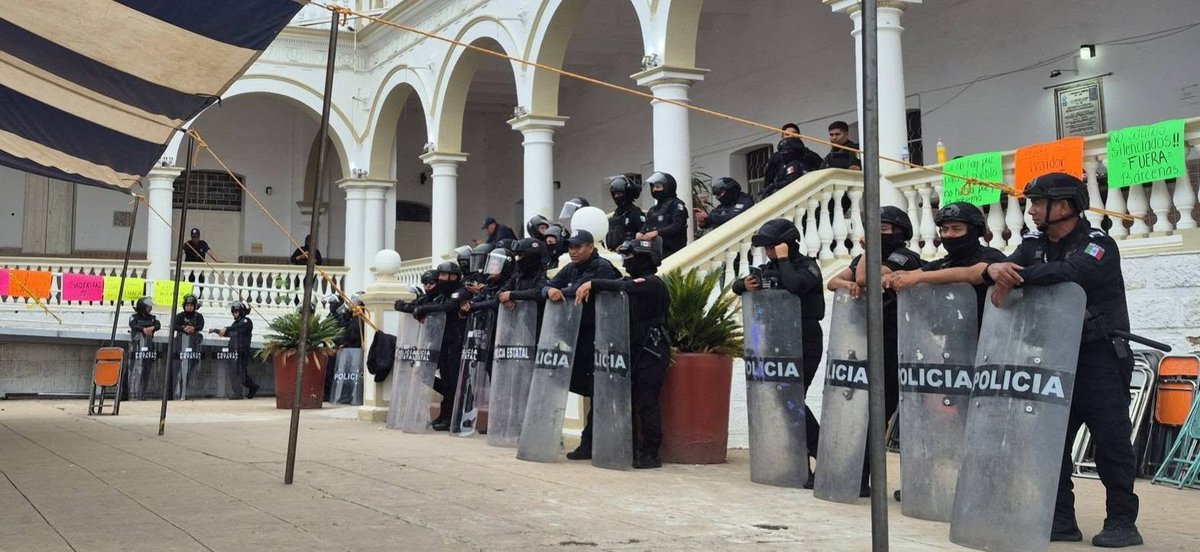 DigitalPuebla's tweet photo. 🚨🏛️ En #Acatlán denuncian que no hubo diálogo, sino fuerza pública. Regidores acusan que la Presidencia Municipal fue recuperada sin acuerdos con la alcaldesa Lupita Bárcenas y advierten un clima de ingobernabilidad en el municipio.

#Puebla #DigitalPuebla https://t.co/vjvZqj1PCg