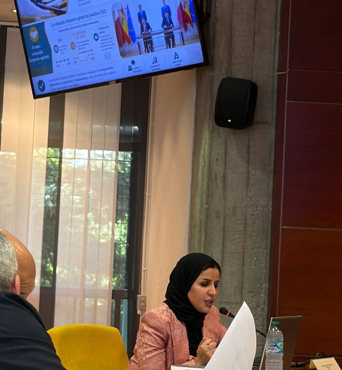 AlsulaitiHajer's tweet photo. Me complace anunciar la obtención del grado de Doctora por la Universidad Complutense de Madrid  @unicomplutense  con la calificación de Sobresaliente Cum Laude, tras la defensa de mi tesis:
La representación de Qatar a través de la
prensa española: análisis de la imagen qatari
en ABC, El Mundo y El Pais (2017-2022)
@UCMccinf 

Mi más sincero agradecimiento a mis directores de tesis, el Dr. Francisco Cabezuelo-Lorenzo y el Dr. Ignacio Álvarez-Ossorio, cuyo apoyo y orientación fueron fundamentales desde el inicio de esta trayectoria académica.

Agradezco igualmente a todas las personas que aceptaron ser entrevistadas y que, con su tiempo, experiencia y valiosas aportaciones, contribuyeron a enriquecer esta investigación: el Embajador Mohammed Jaham Al-Kuwari, Ángeles Espinosa, Mikel Ayestaran, José Manuel Sanz Mingote y Rosa Meneses.

Asimismo, agradezco las circunstancias difíciles que encontré en el camino, porque forjaron mi carácter y fortalecieron mi determinación. Siempre creí en mi capacidad para aprender, trabajar y conciliar mis aspiraciones profesionales y académicas, con el propósito de representar una imagen positiva de la mujer qatarí y de su capacidad para alcanzar la excelencia en todos los ámbitos.

@Amb_AlKuwari 
@angelesespinosa 
@mikelayestaran 
@rosameneses10 .
@EFEnoticias 
@cabezuelotweets 
@IAlvarezOssorio