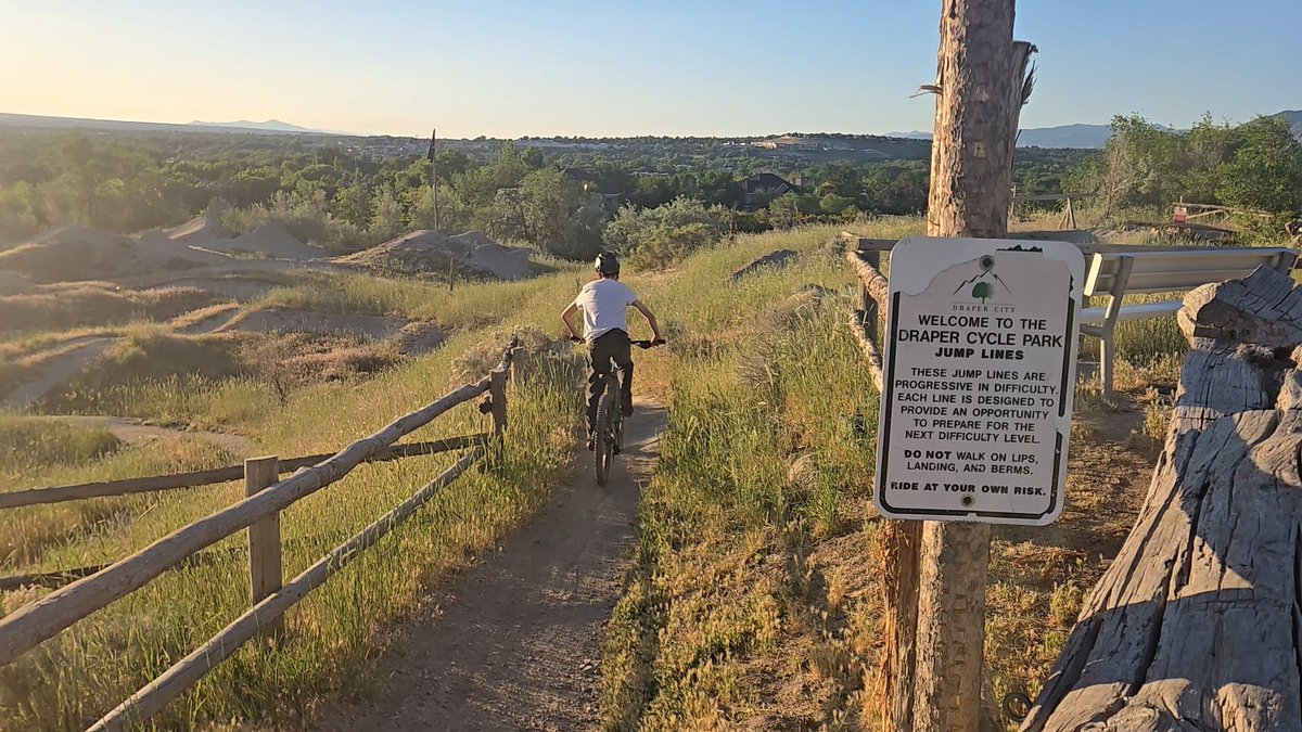kellyzollo's tweet photo. Getting back into the groove creatively has been nice and with some good health updates has allowed creativity to flourish. Working on some new and exciting writing projects again. Also having a soon to be freshmen athlete is crazy, 6 am twice a week practice times are killer. https://t.co/ESoUgCRaVL