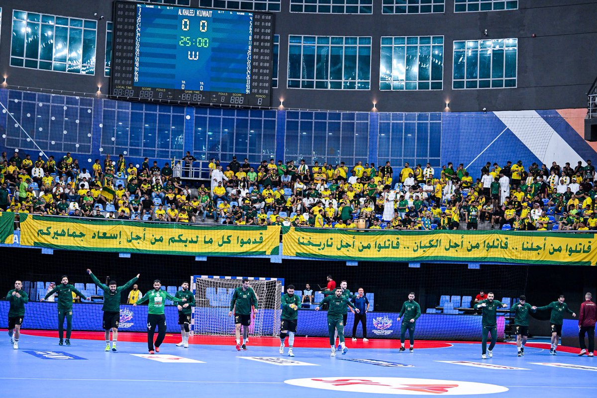 a__abbas4's tweet photo. بالقلب غصه لكن نرجع ونكرر معاك بإنكسارك قبل إنتصارك ، شكراً للجمهور الفخم اللي ترك اللي قدامه ووراه وقعد بالكويت لمدة اسبوعين واللي مسك خط يومياً لمساندة الفريق ، شكراً اللاعبين والجهاز الفني ومجلس الادارة مانبخس حقكم طوال مشوار البطولة بس ماهي مكتوبه قدر الله وما شاء فعل 💛💚 https://t.co/F2uOHlXS1M