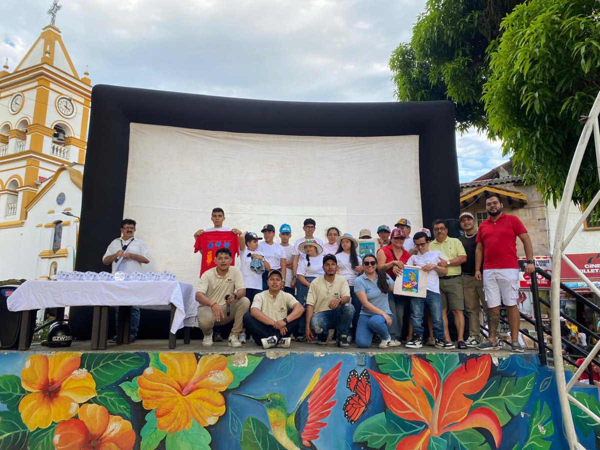 SocialCundi's tweet photo. 🌟🎭 En #Villeta acompañamos el cierre de *LuminArte*, una iniciativa que promovió la creatividad, la participación juvenil y el encuentro comunitario.

✨ A través del arte, las juventudes visibilizaron su talento y fortalecieron su sentido de pertenencia con el territorio. https://t.co/W50lj1T4yd
