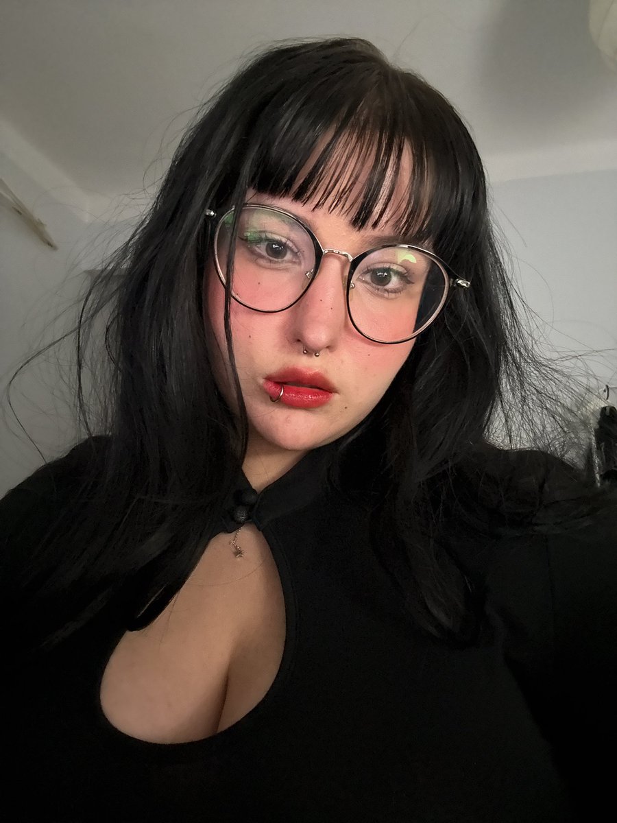 namurobiamu's tweet photo. [QUEER FRIENDSHIP APPLICATION]

name: wiktoria
age: 22
occupation: uni student
zodiac: capri
height: 167
hobby: horror movies, reading, games, pc collecting 
funfact: my favourite spiderman is miles morales https://t.co/KhPgAv2k17