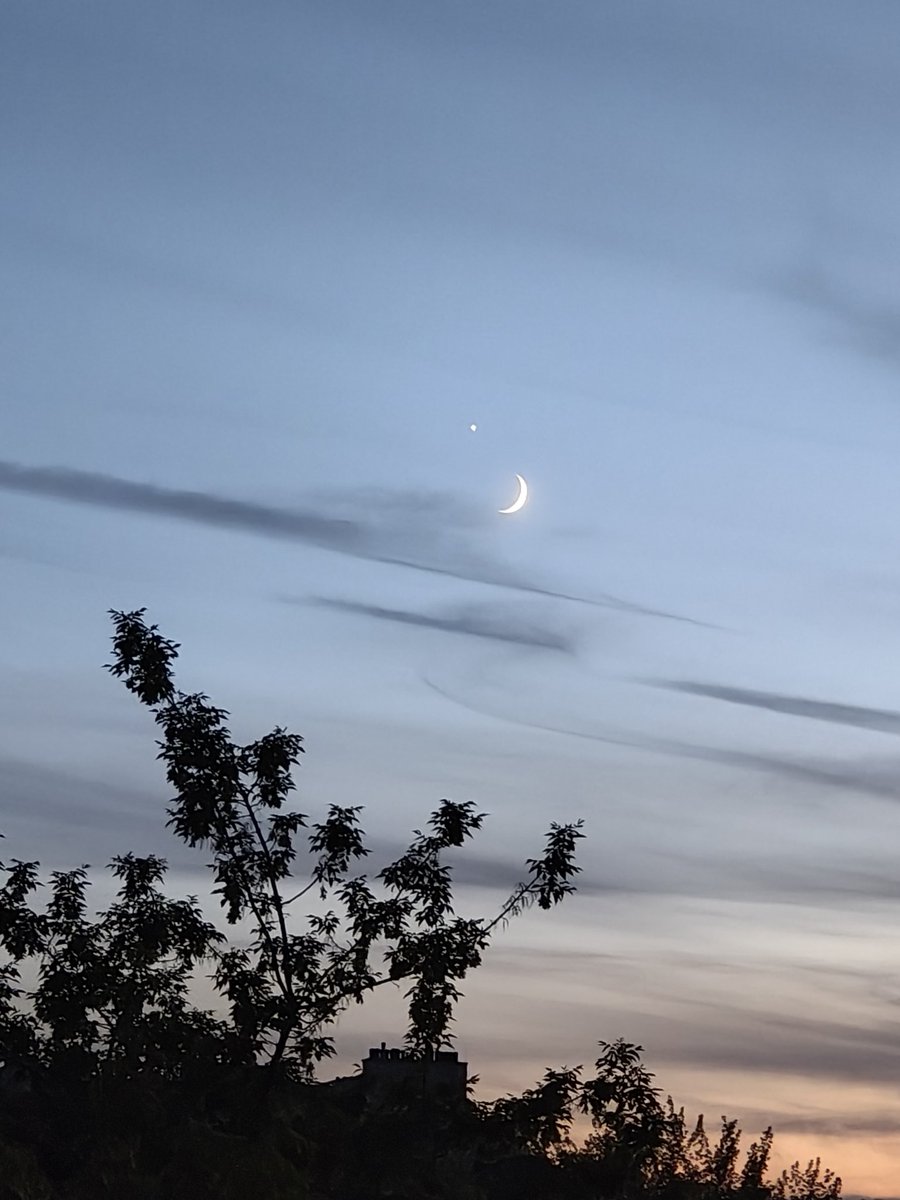 Cyno_Cephalus's tweet photo. .do fachowców, się nie znam. Co to jest ta jasna kropka przy moon? https://t.co/gQwDL8mejy