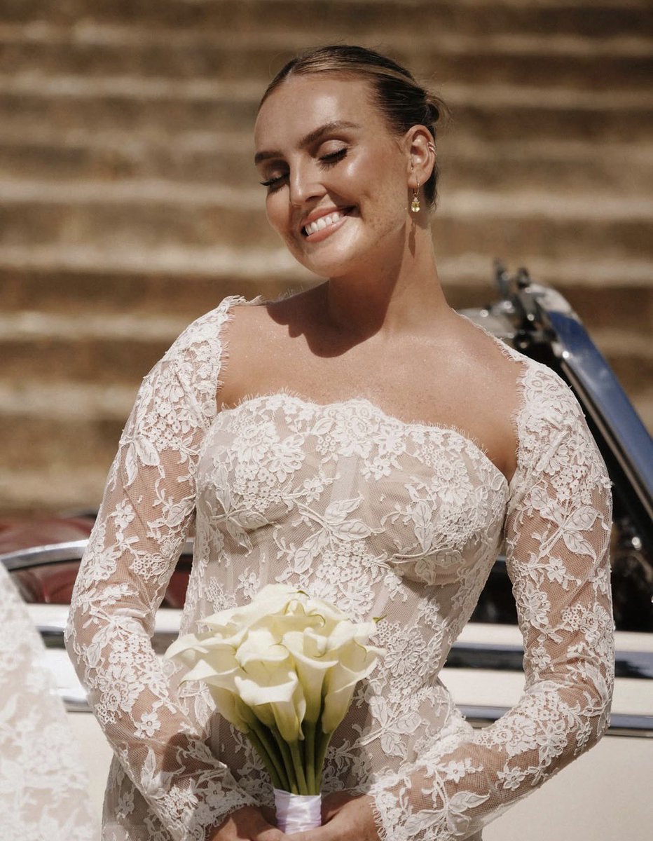 perriefiles's tweet photo. perrie stuns in new wedding photos via instagram♥️ https://t.co/tlFAS6b0bM