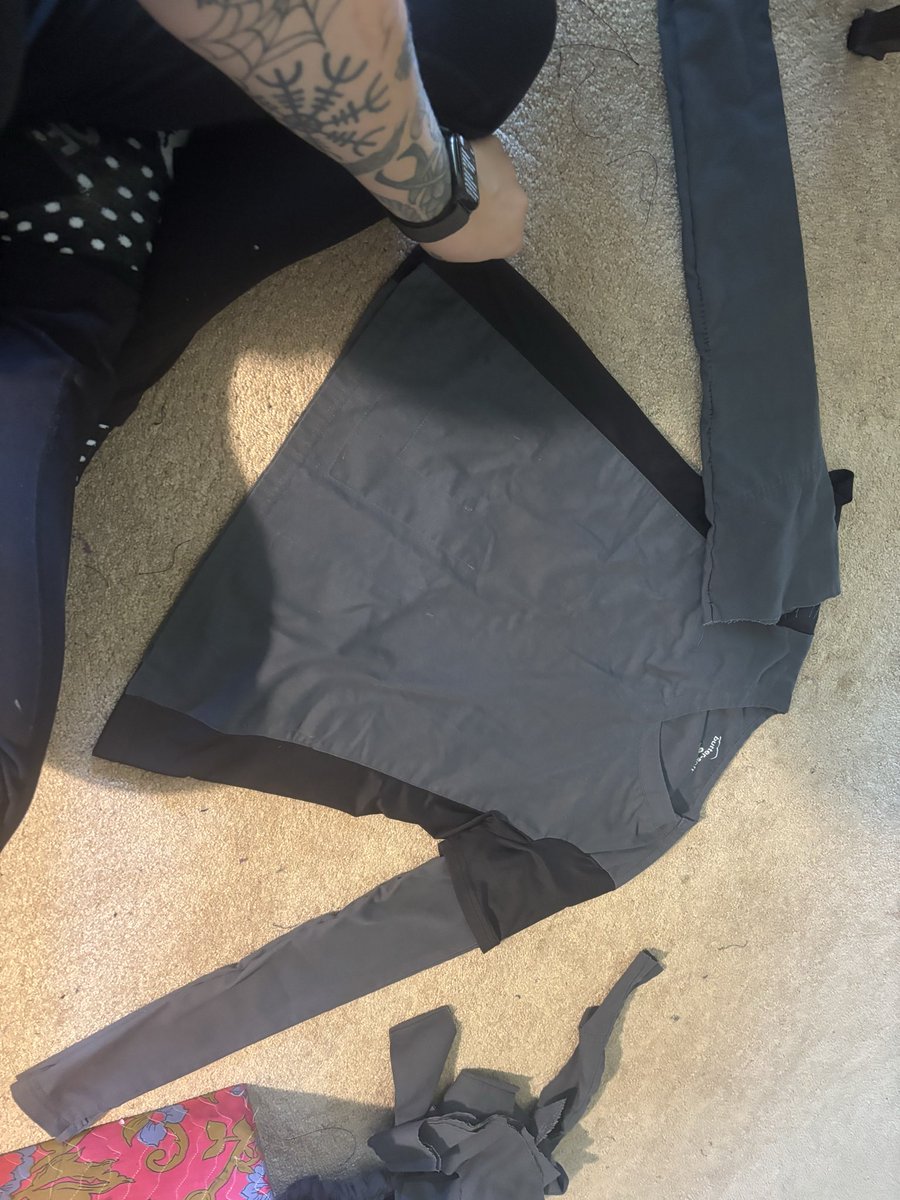 StrawD0g_'s tweet photo. Getting there! Still want to add some metallic purple detailing
#mandalorian #madaloriancosplay #strawd0g_ #strawd0g #starwars https://t.co/vwUyqJLvBr
